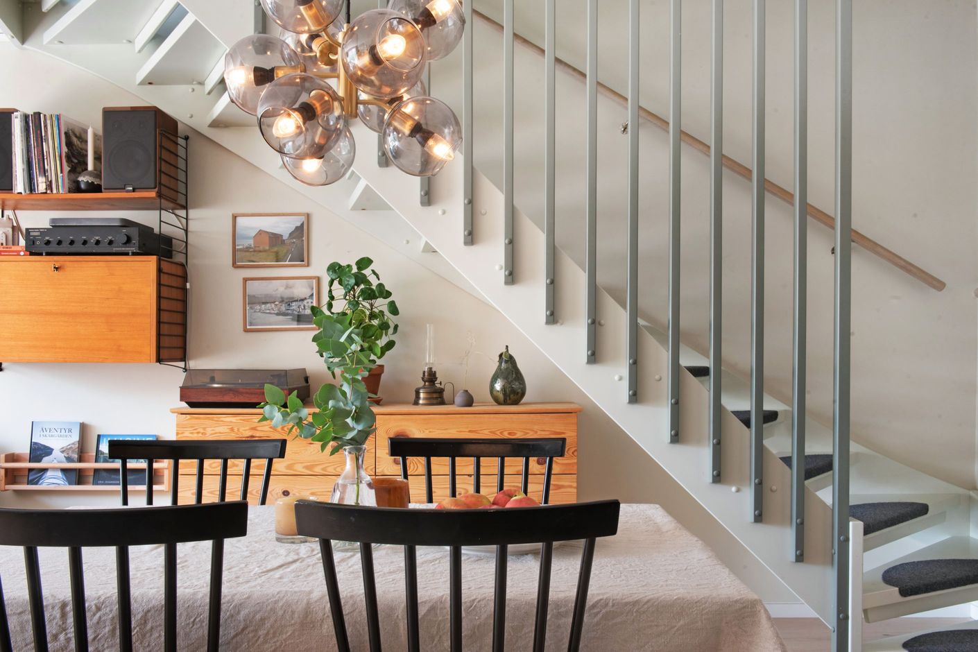 Snygg trappa som leder upp till våning två.