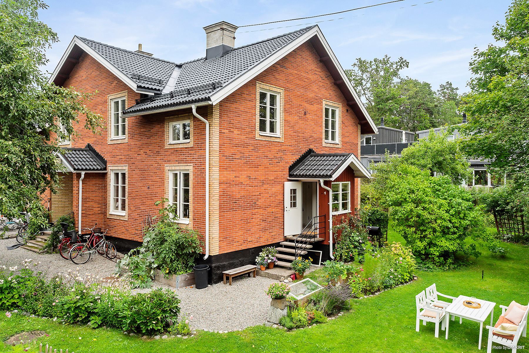Skeviksgatan 4A - solig södervänd gavellägenhet med stor tillhörande trädgård