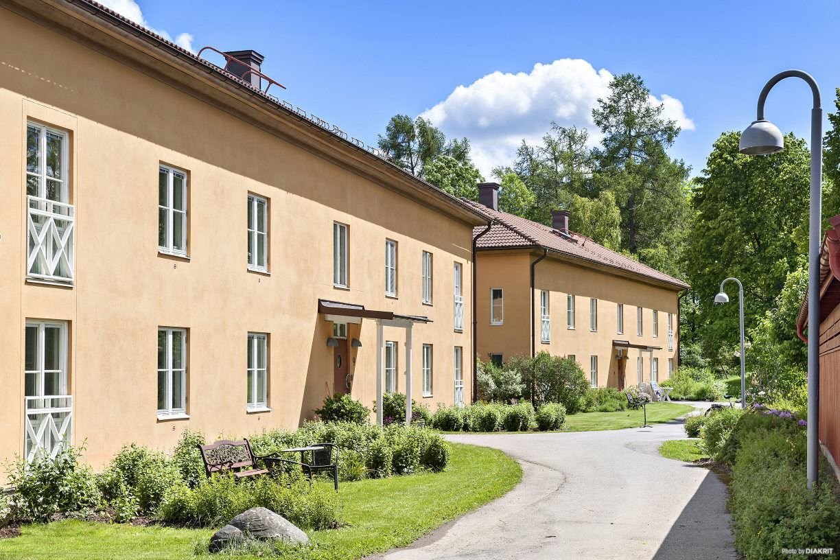 Sittgrupper utanför entréerna