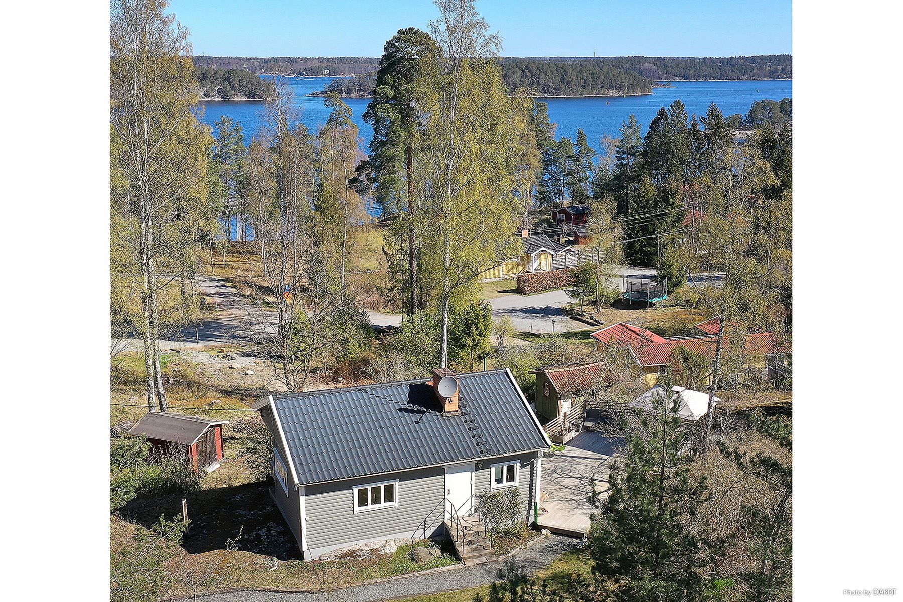 Sjönära läge med allmänning nedanför