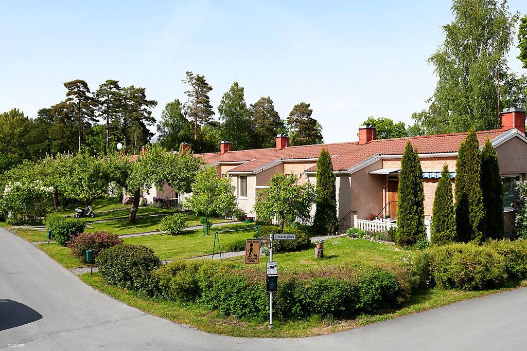 Vacker arkitektur och grönskande trädgård