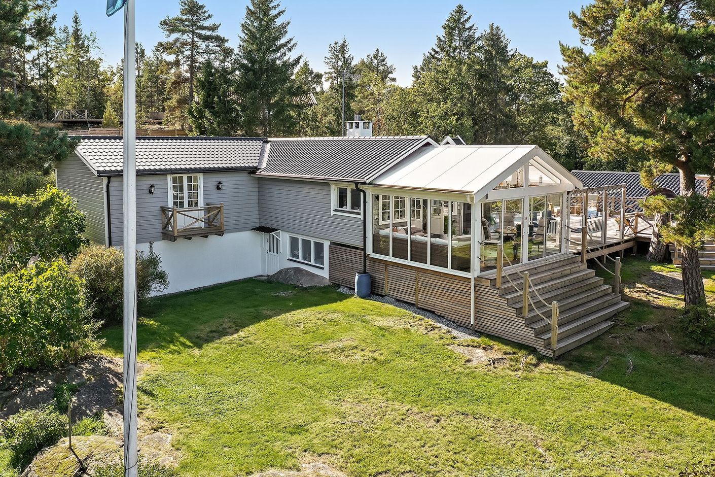 Snyggt utbyggt hus i vinkel med härligt inglasat uterum!