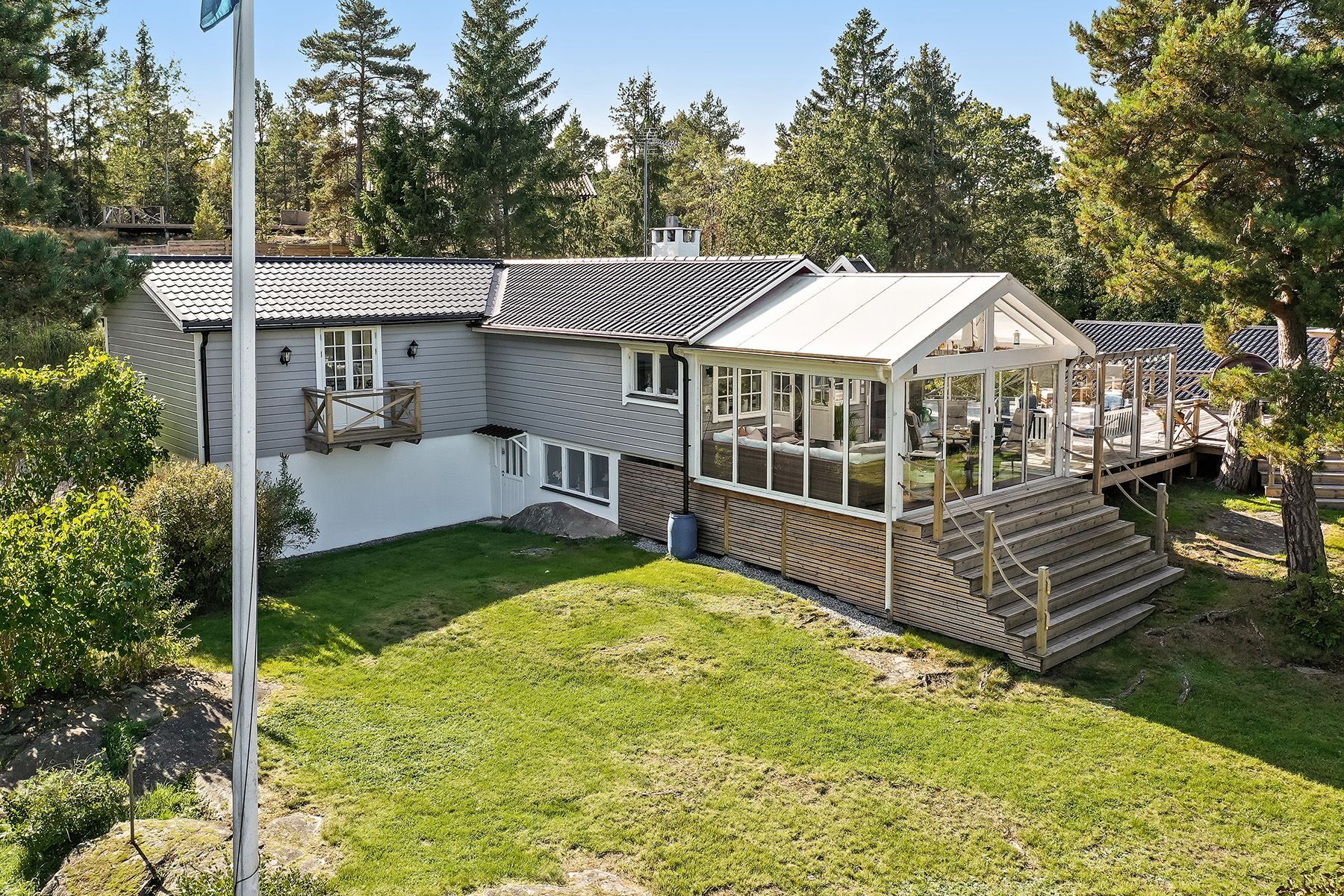 Snyggt utbyggt hus i vinkel med härligt inglasat uterum!