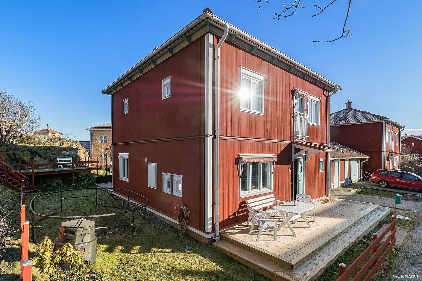 Altan på båda sidor av huset