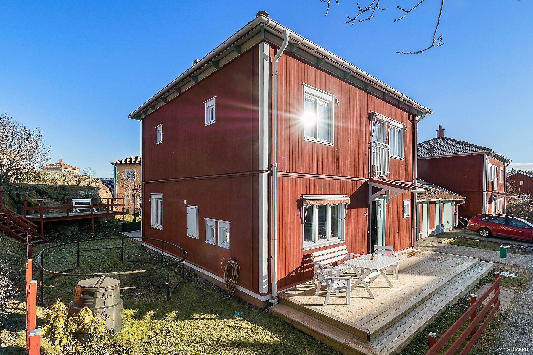Altan på båda sidor av huset