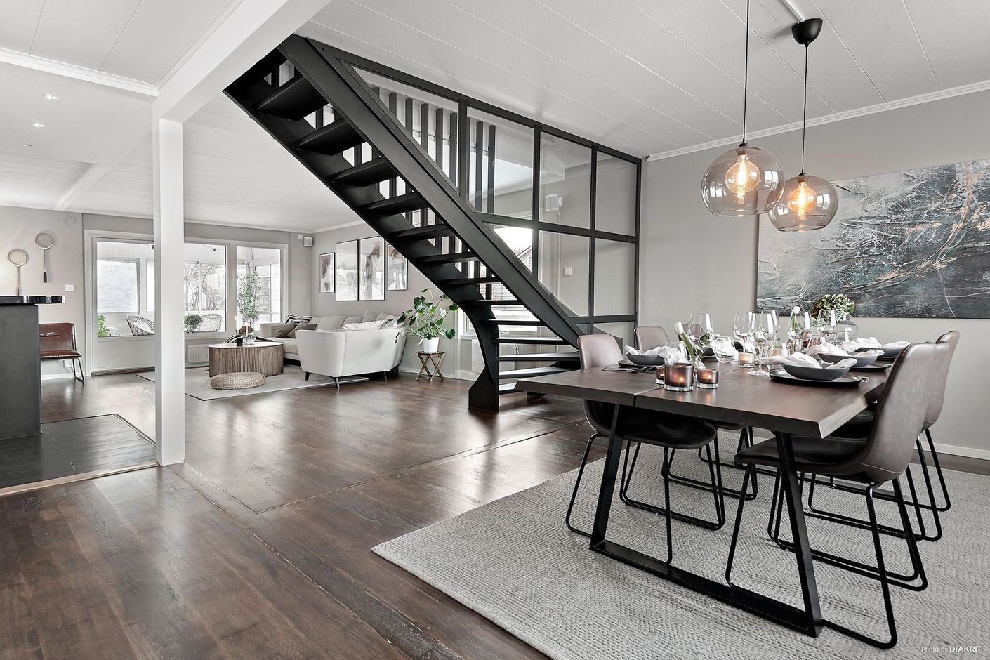 Längs trappan sitter glas i modern industristil