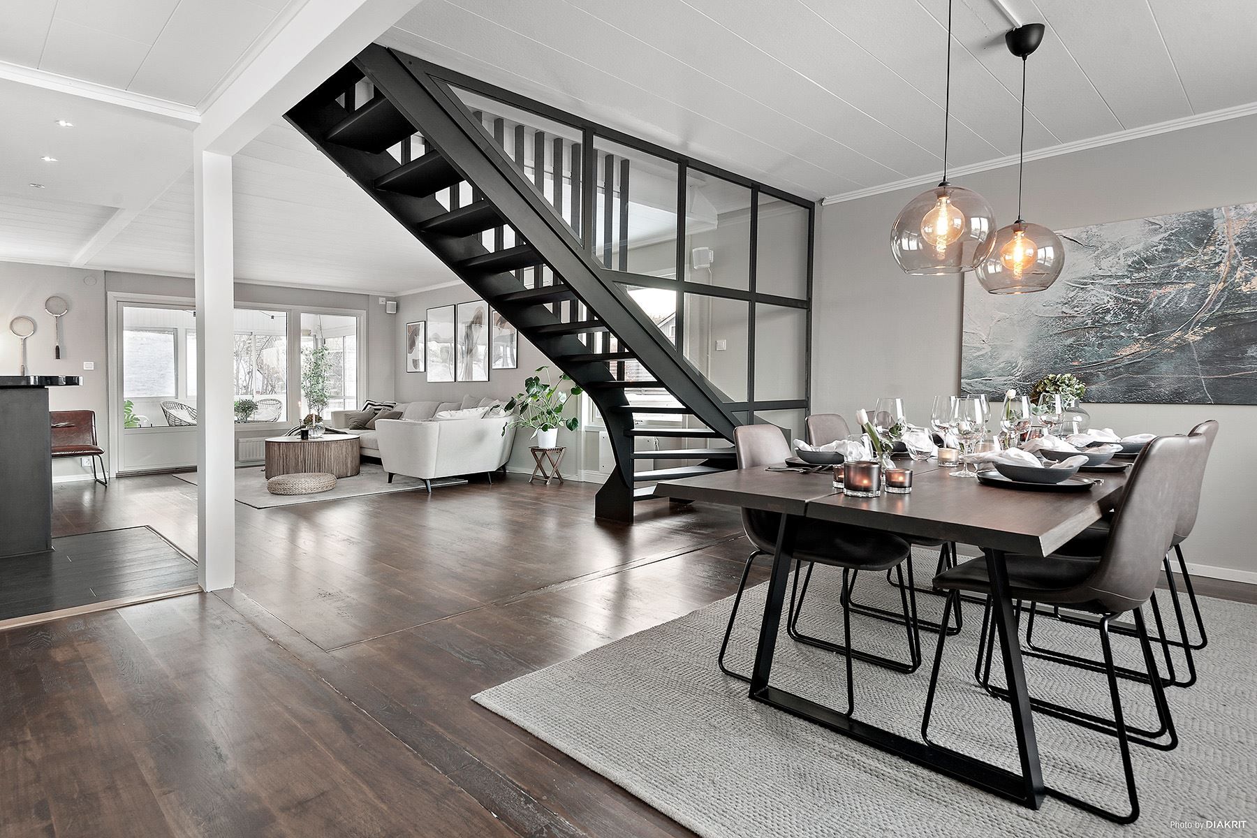 Längs trappan sitter glas i modern industristil