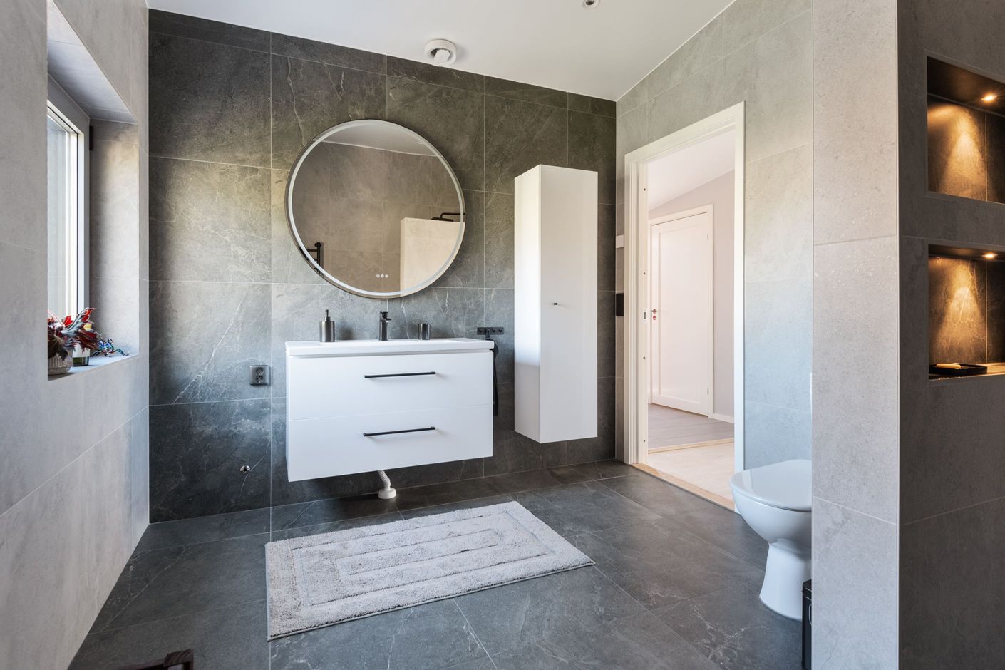 Stort badrum i anslutning till entrén och köket