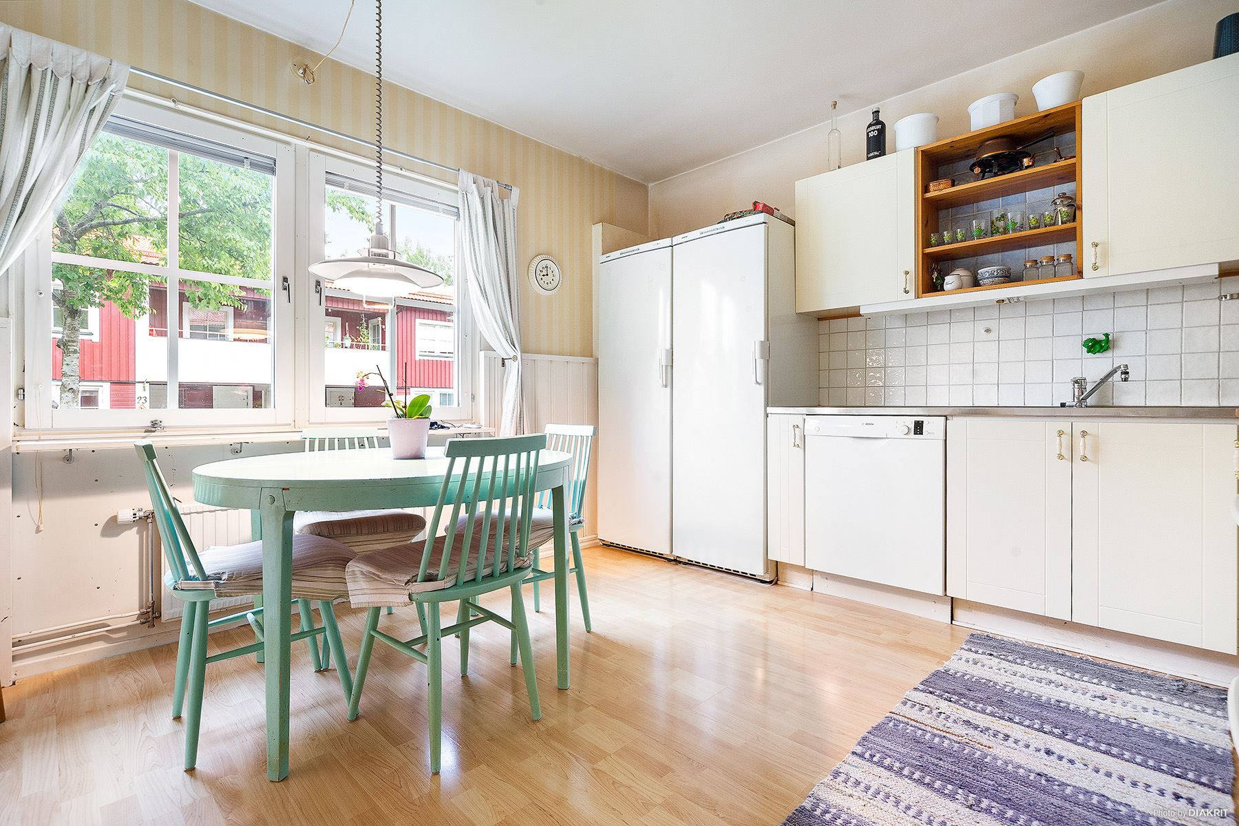 Kök med utsikt mot bilfri gata
