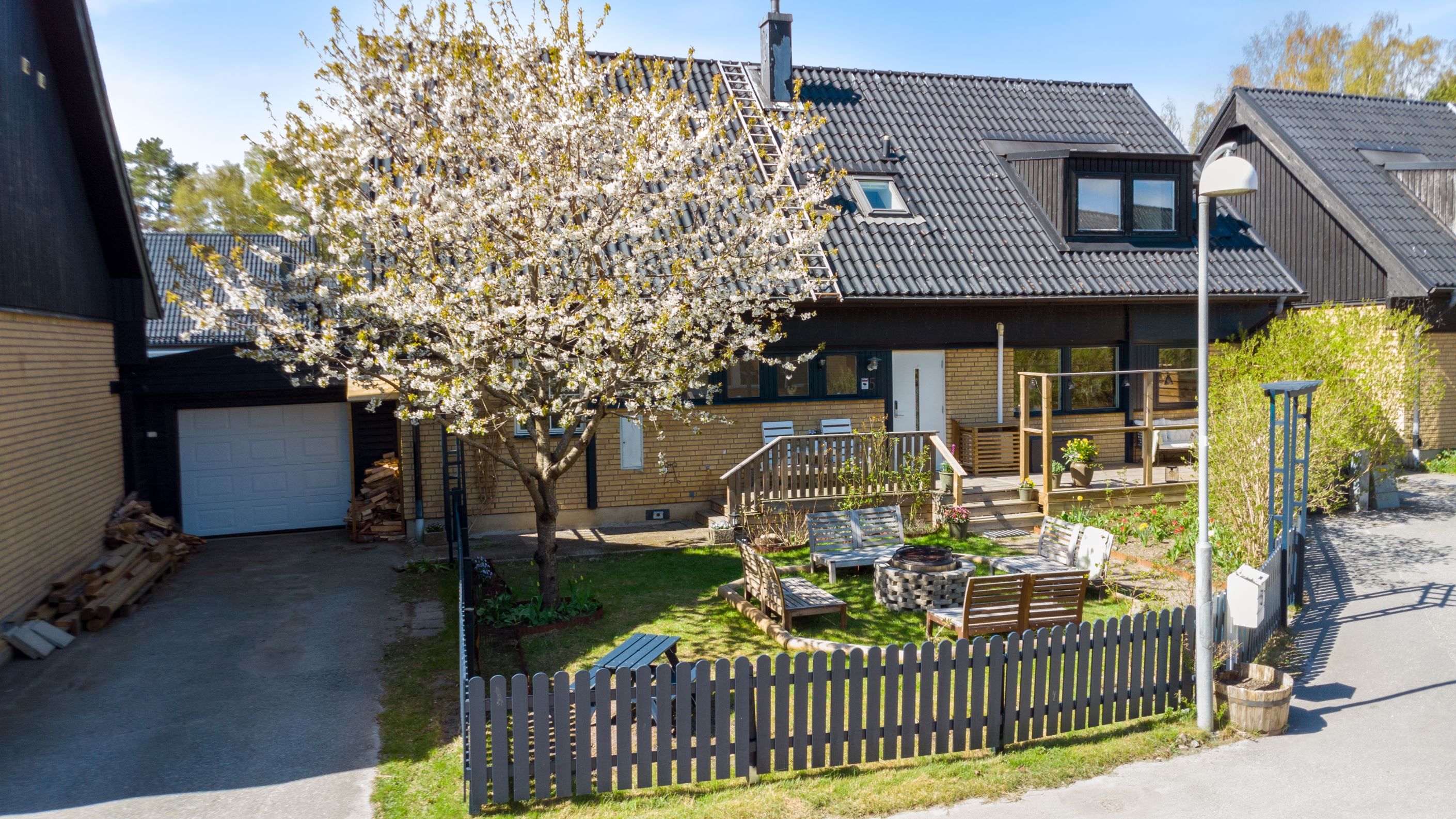 Uppfart mot garaget med plats för en bil