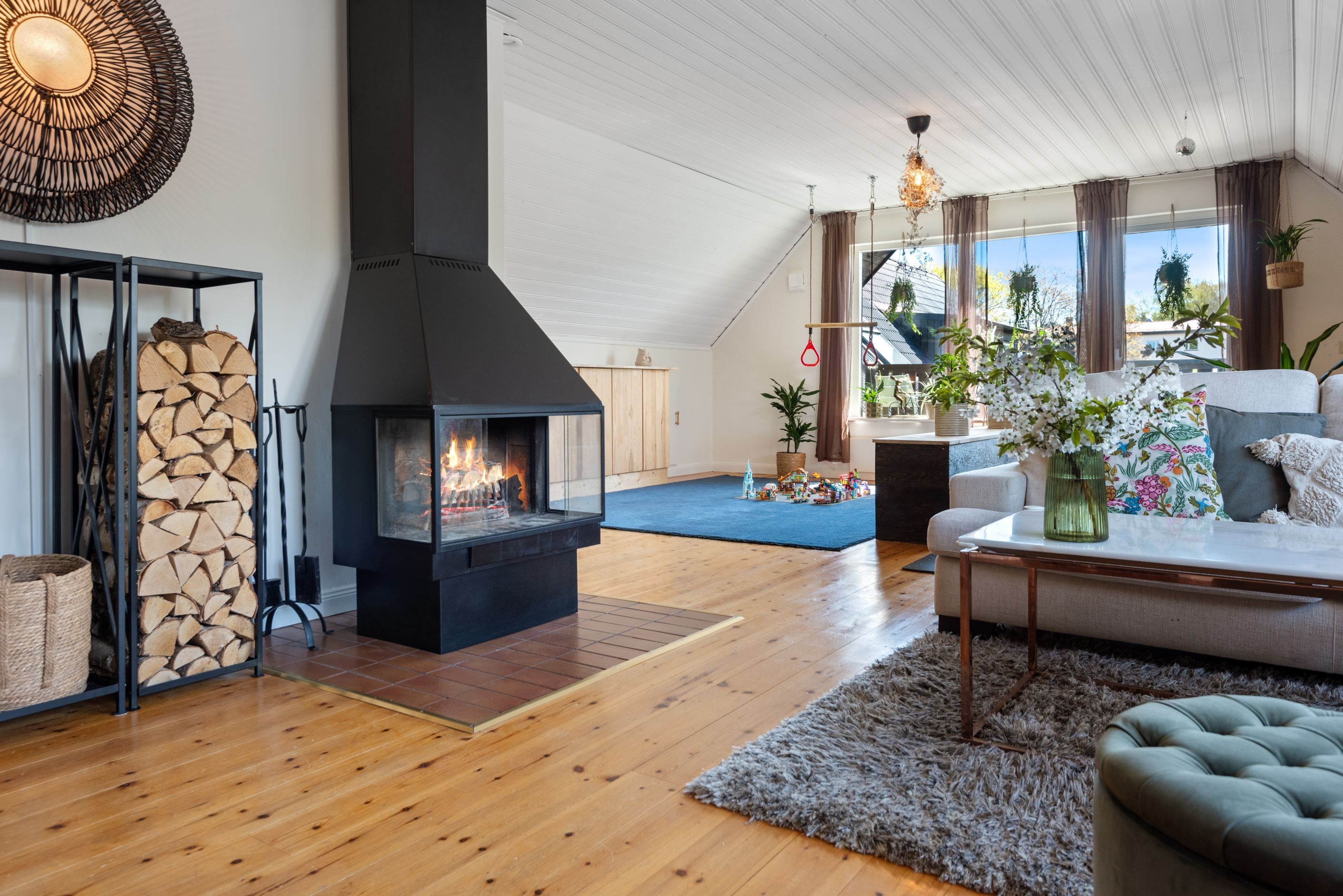 Vardagsrum på övreplan med kamin