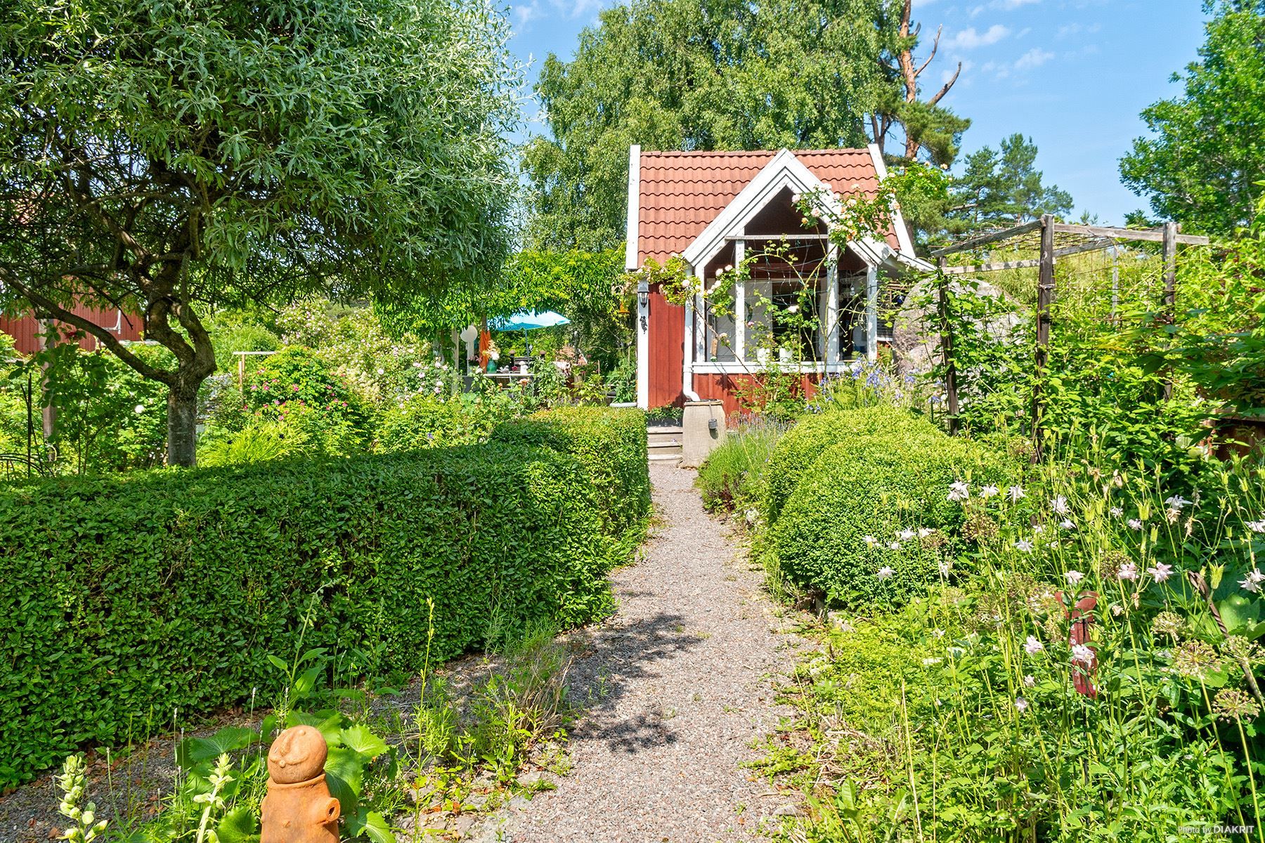 Grusad gång och grönska