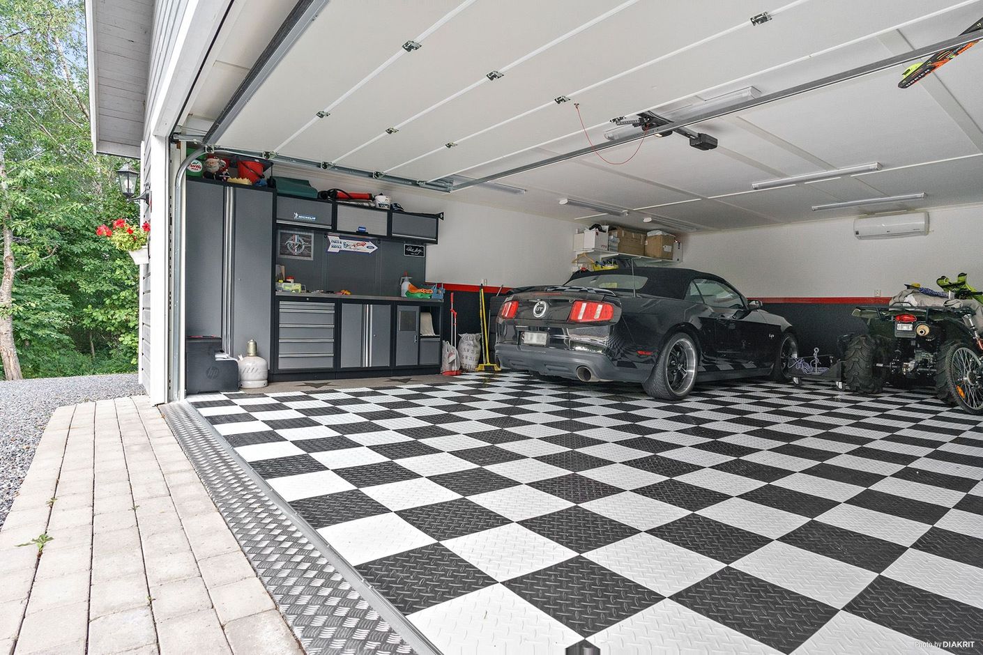 Stort garage med plats för flera fordon och en rymlig verkstadsinredning