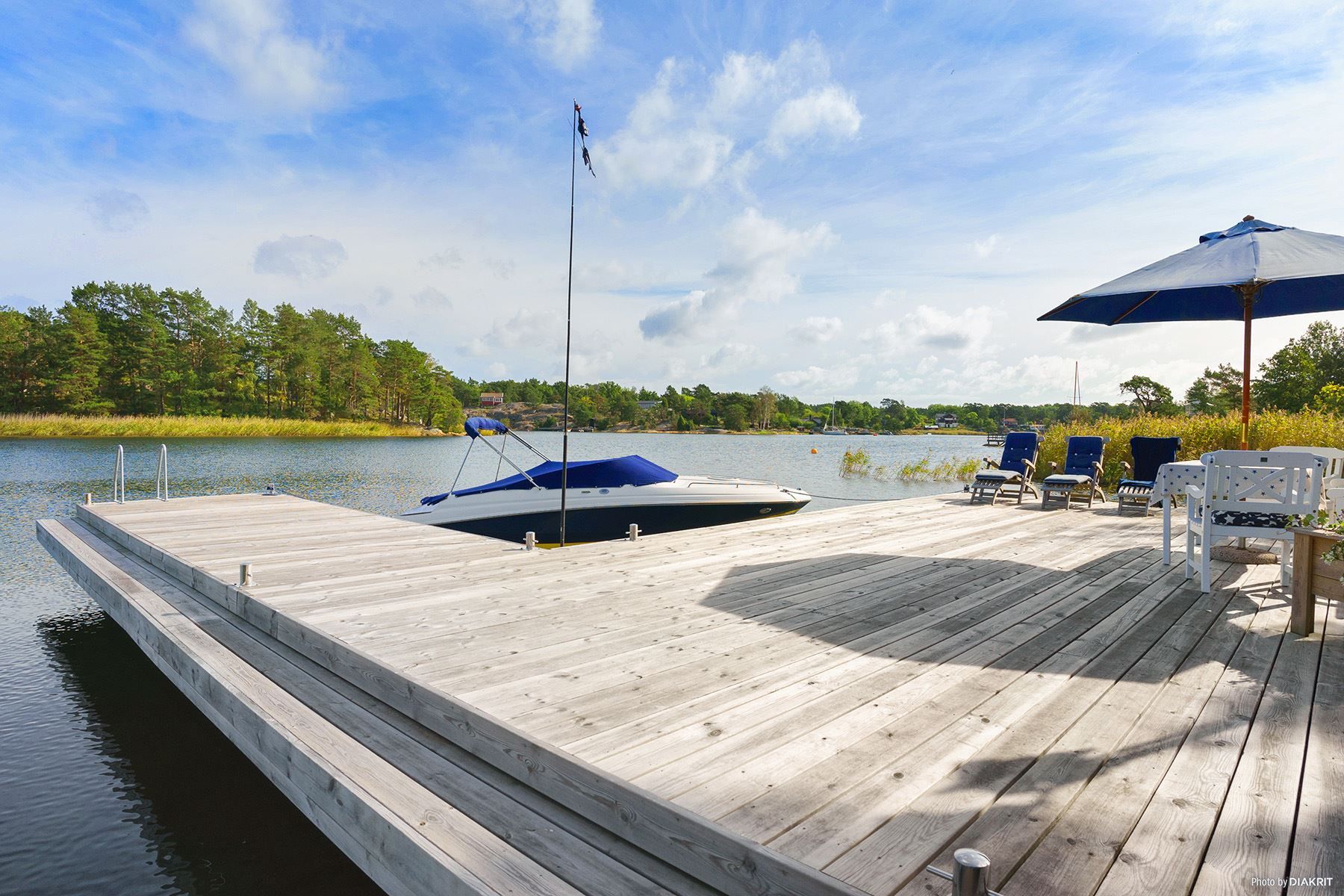 Stor tillhörande brygga med plats för flera båtar