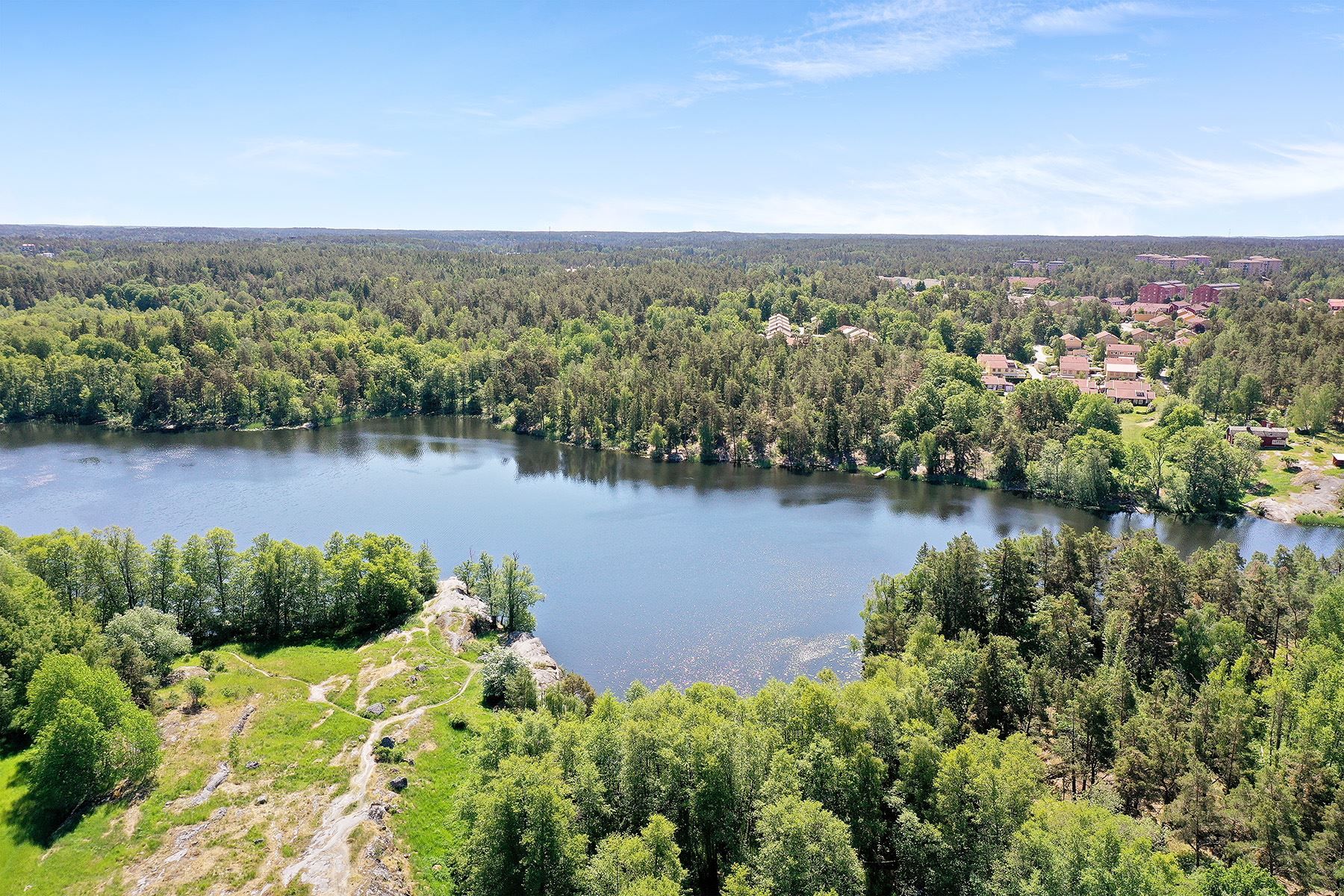 Ösby sjö med 5 km promenad runt.