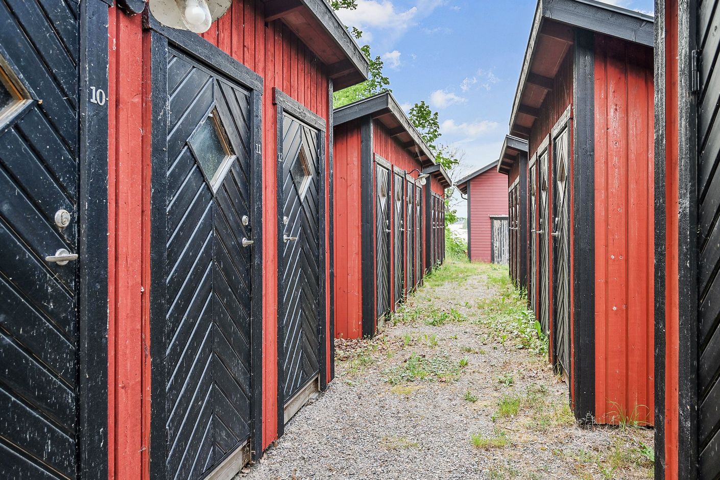 Varje lägenhet har varsin sjöbod