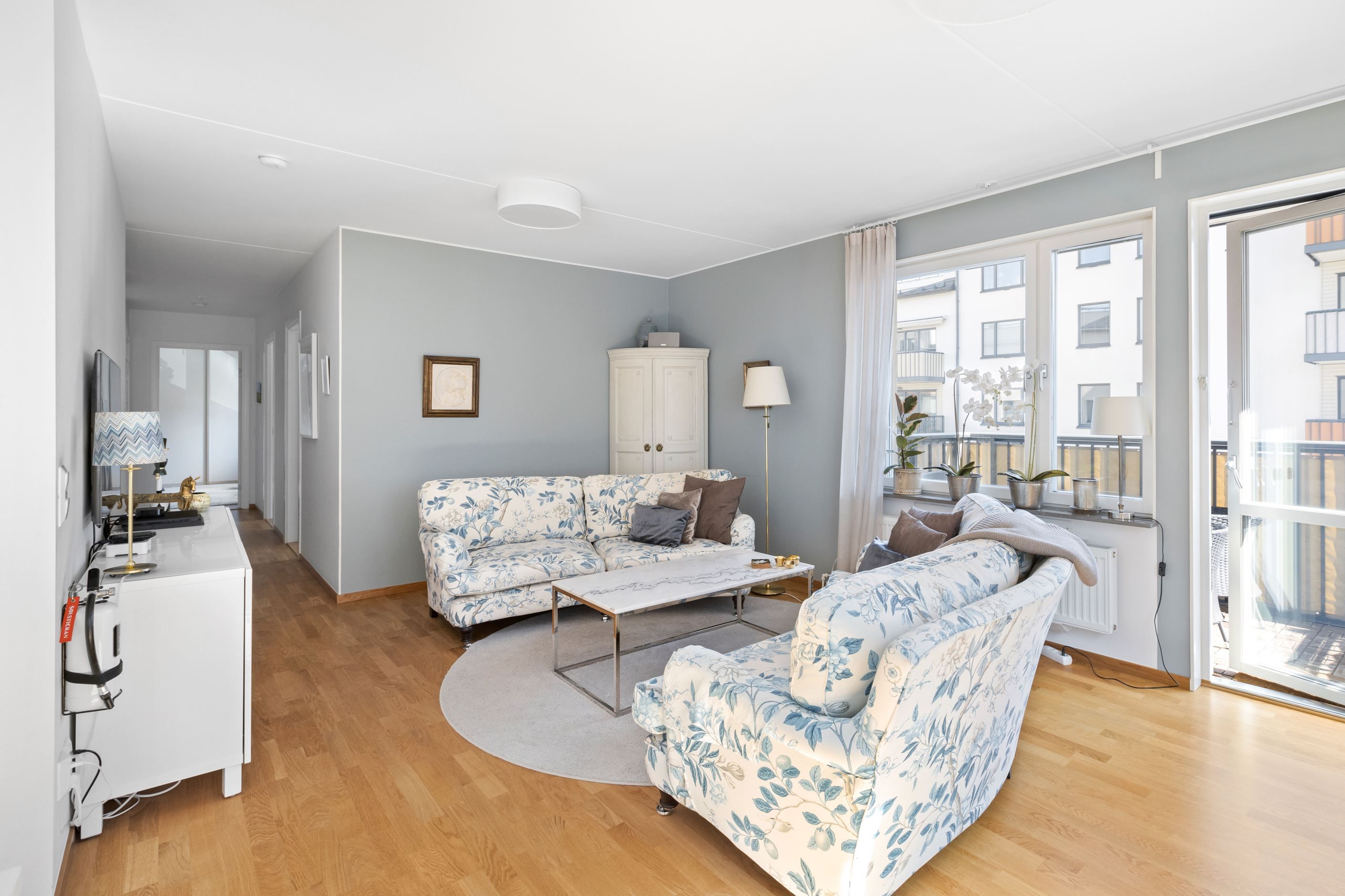 Ljus vardagsrum med utgång till balkongen