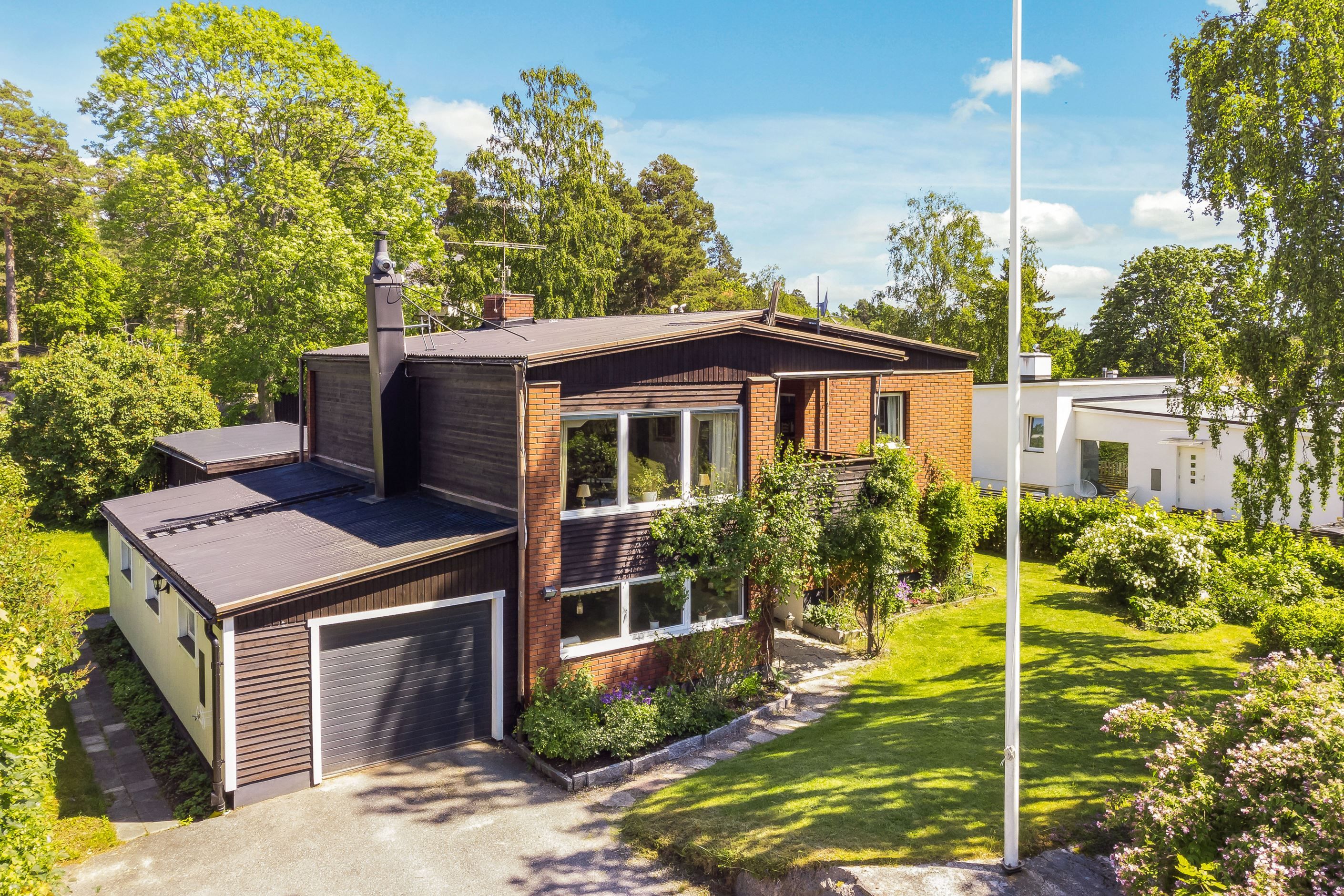 2-plansvilla med vidbyggt garage i Österskär