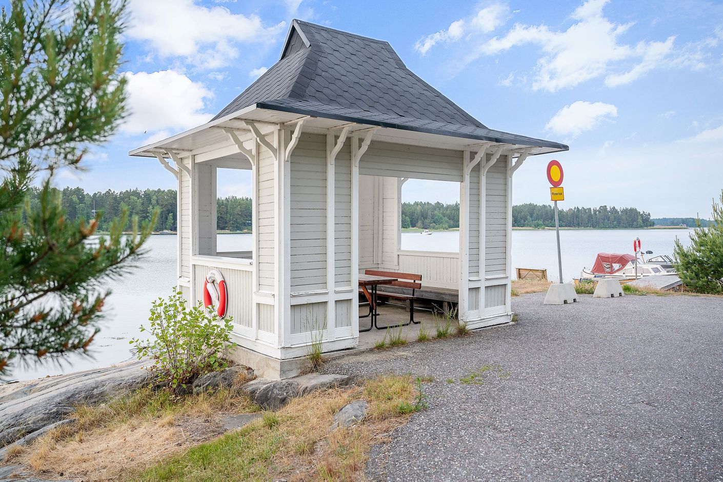 Det gamla vänthuset från en svunnen ångbåtstid finns kvar