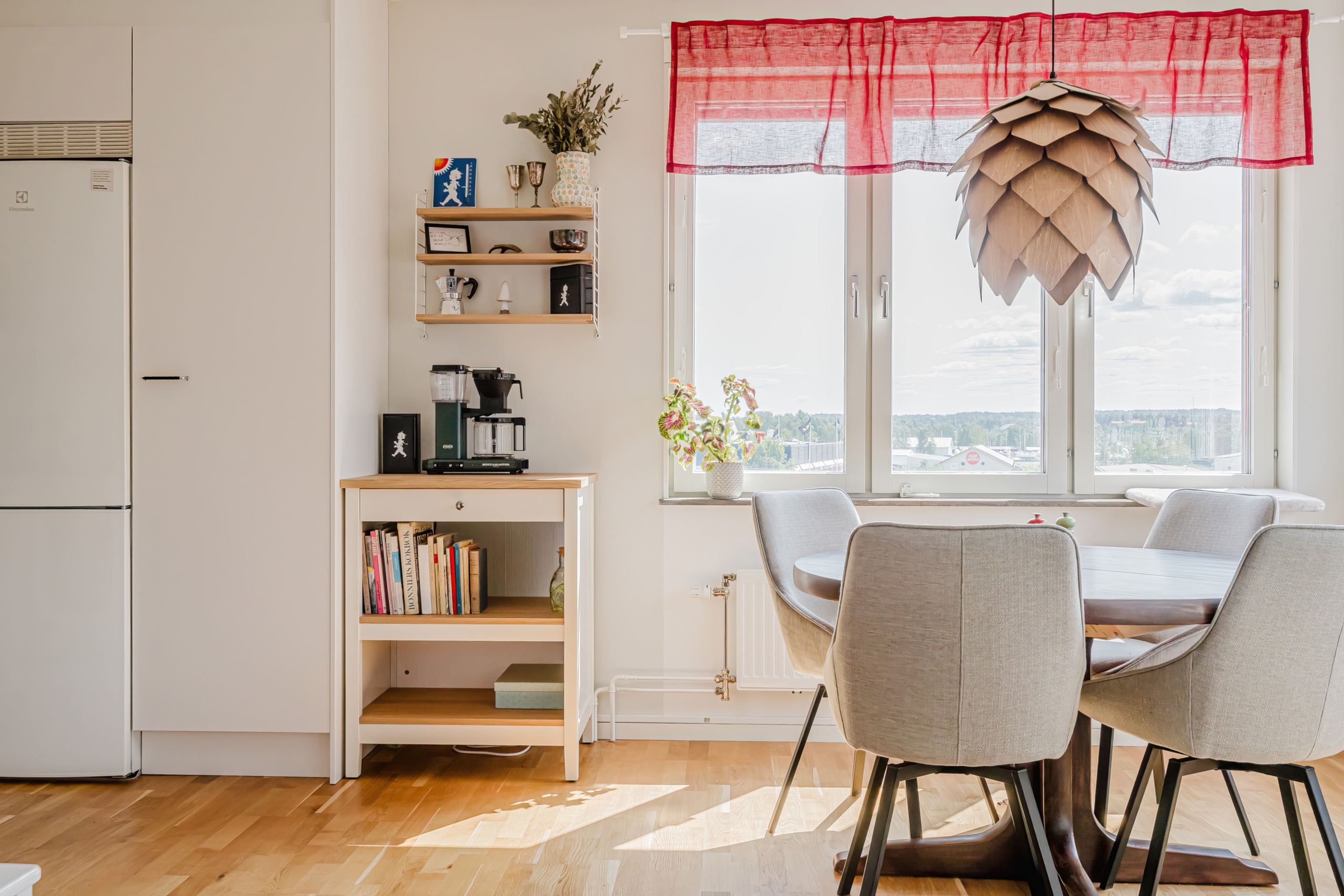 Matplats intill fönster