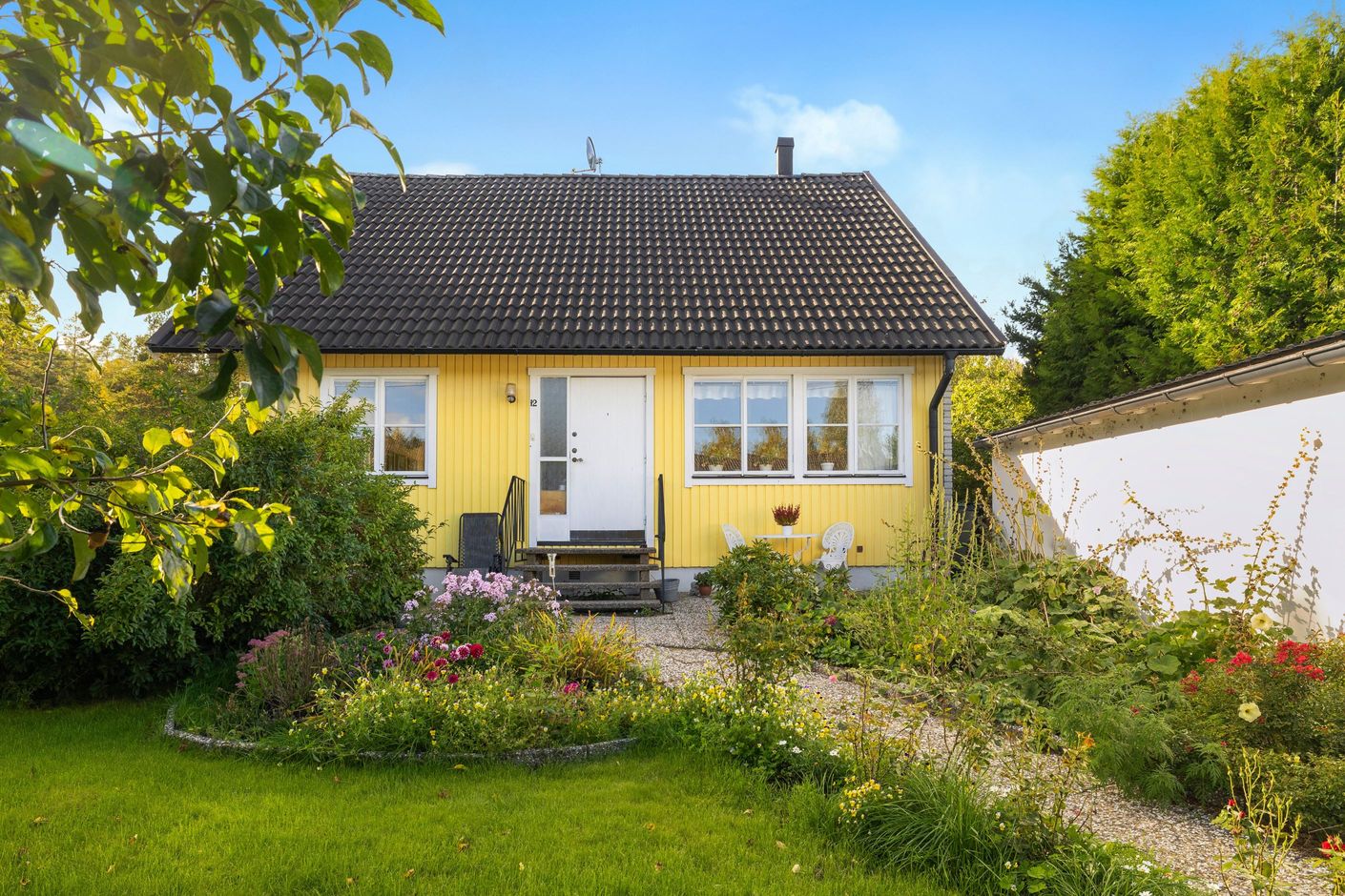 Blomstrande trädgård