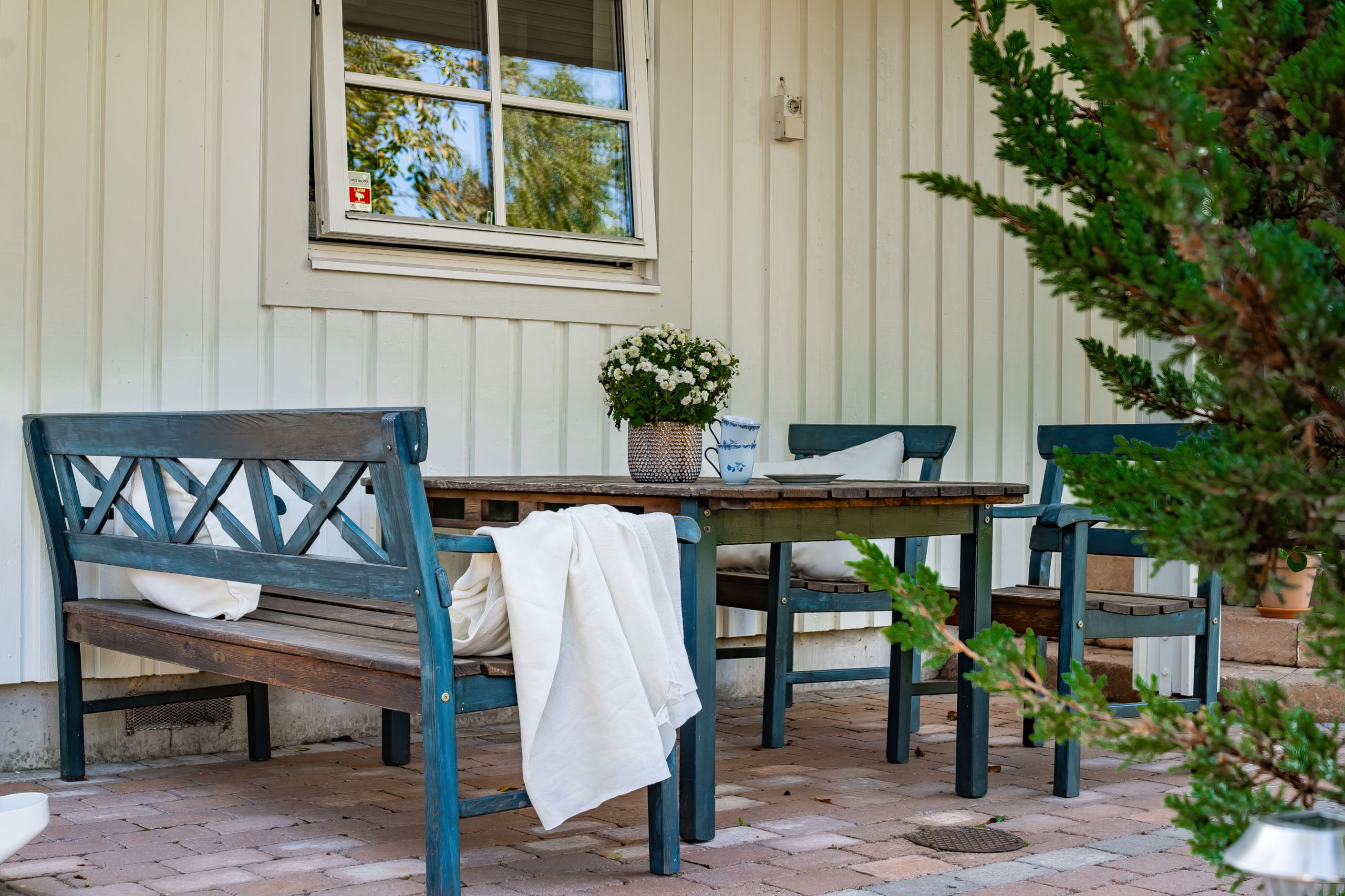 Stenlagd uteplats där du njuter ditt morgonkaffe