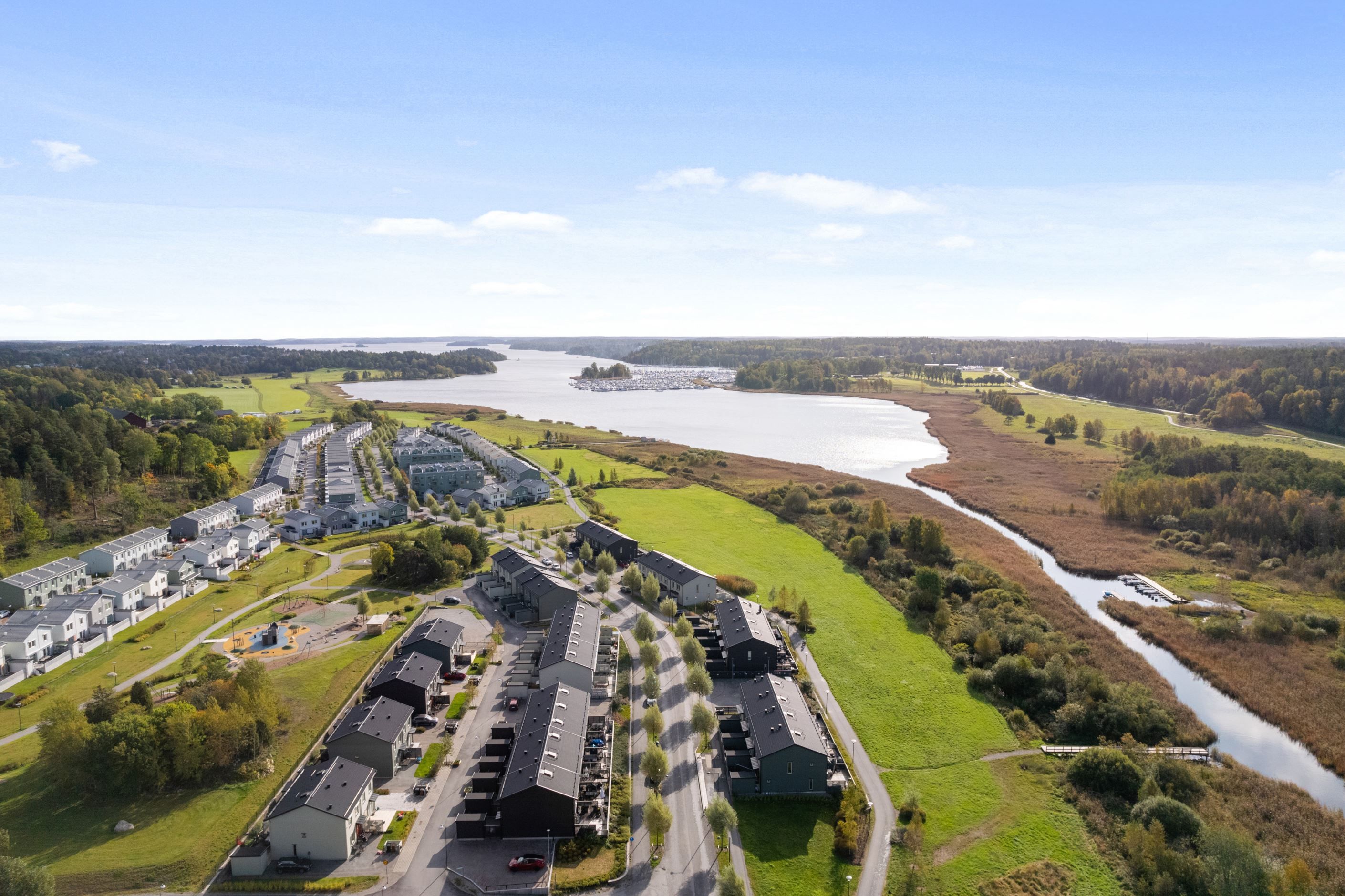 Nybyggd lägenhet med havsutsikt och skogen runt husknuten