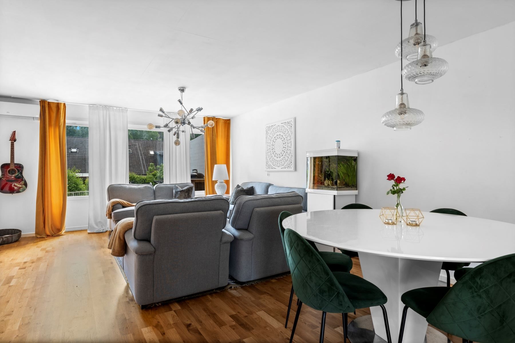 Plats för den stora soffan och matgruppen