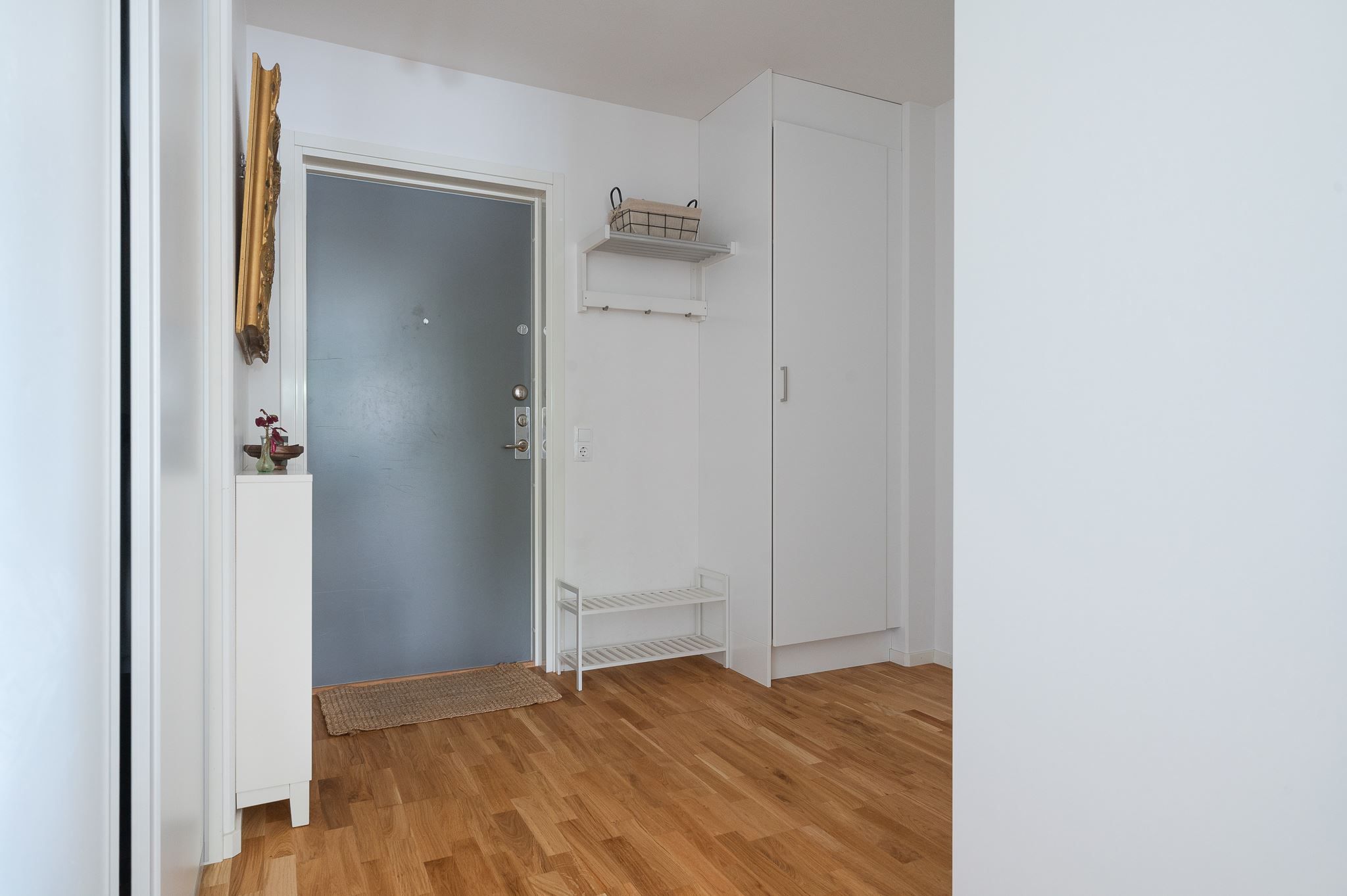 Hall med generösa förvaringsmöjligheter