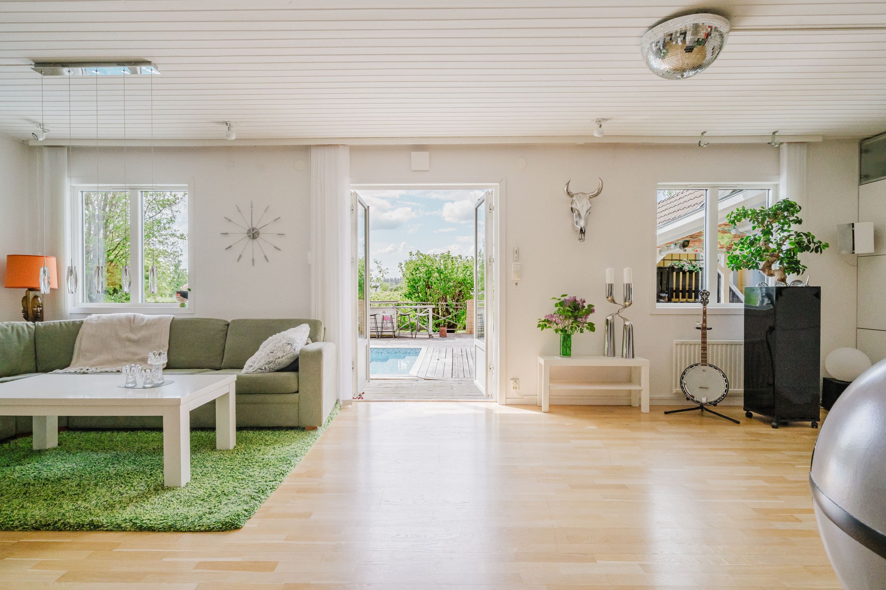 Vardagsrum med utgång till pooldäcket