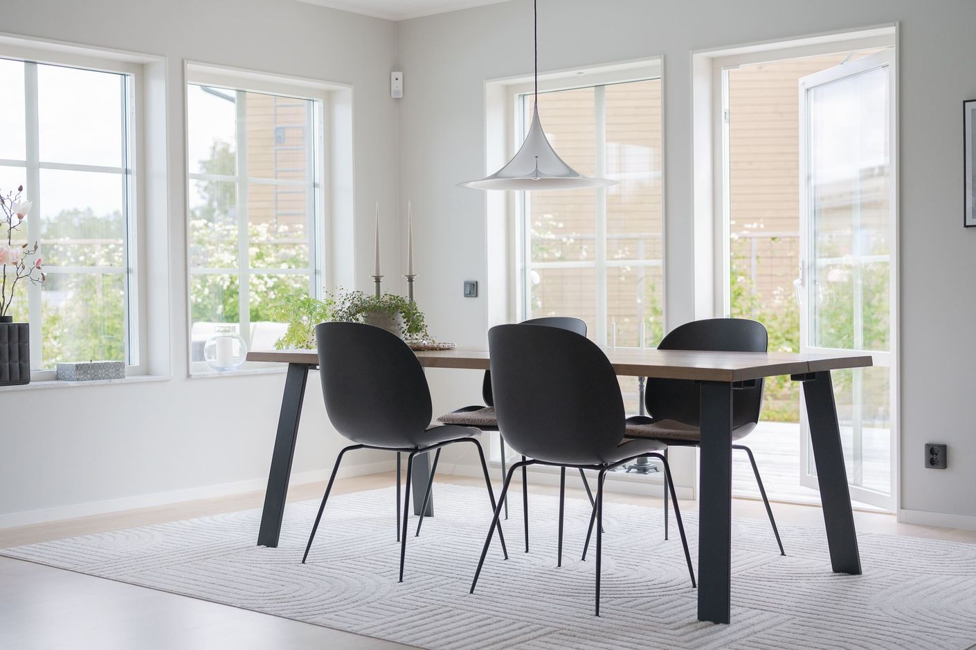 Ljus matplats med utgång till uteplatsen