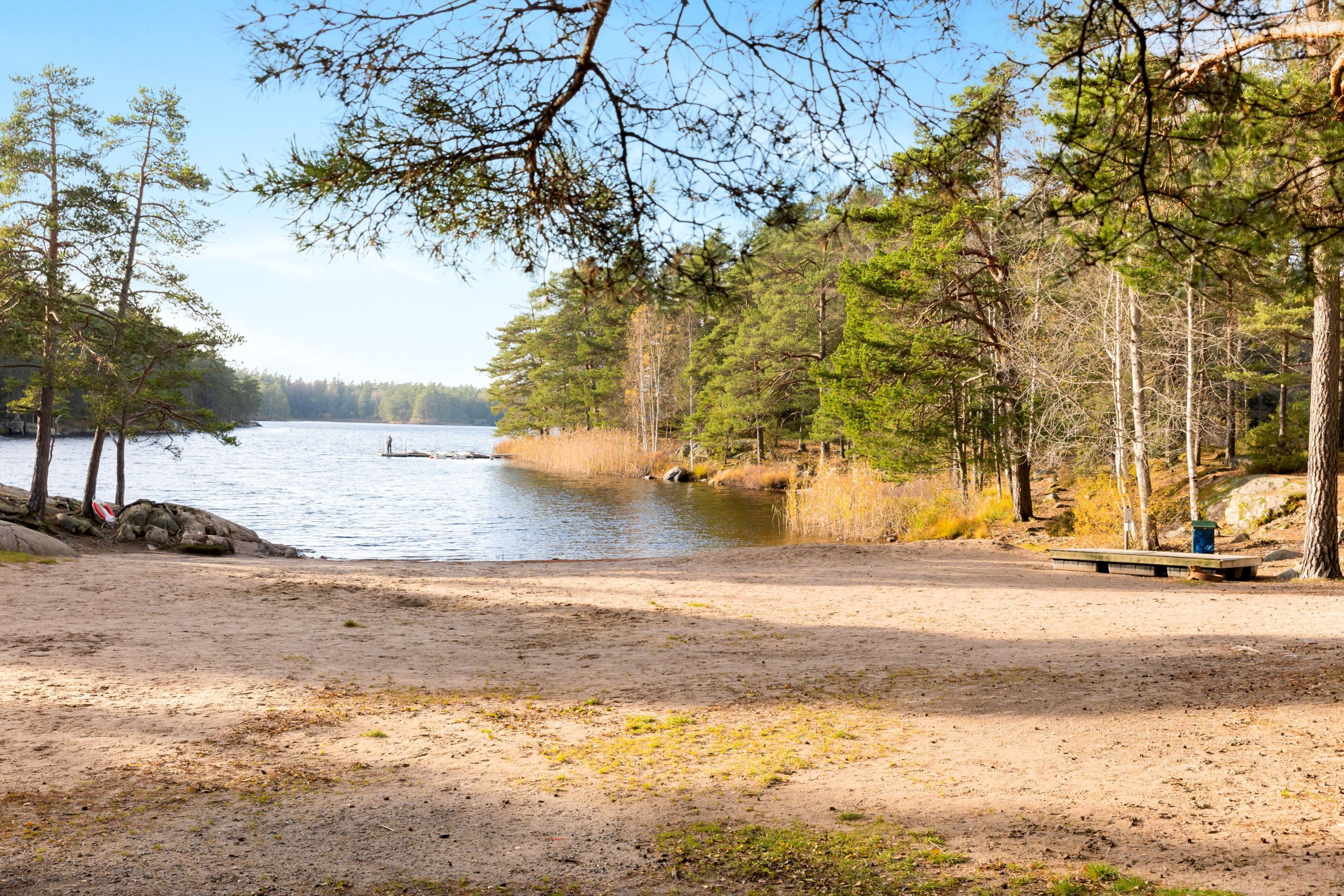 Närliggande badplats vid Domarudden