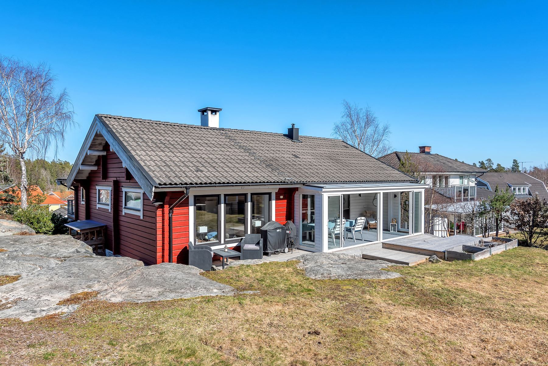 Stora fönsterpartier mot insynsskyddad innergård