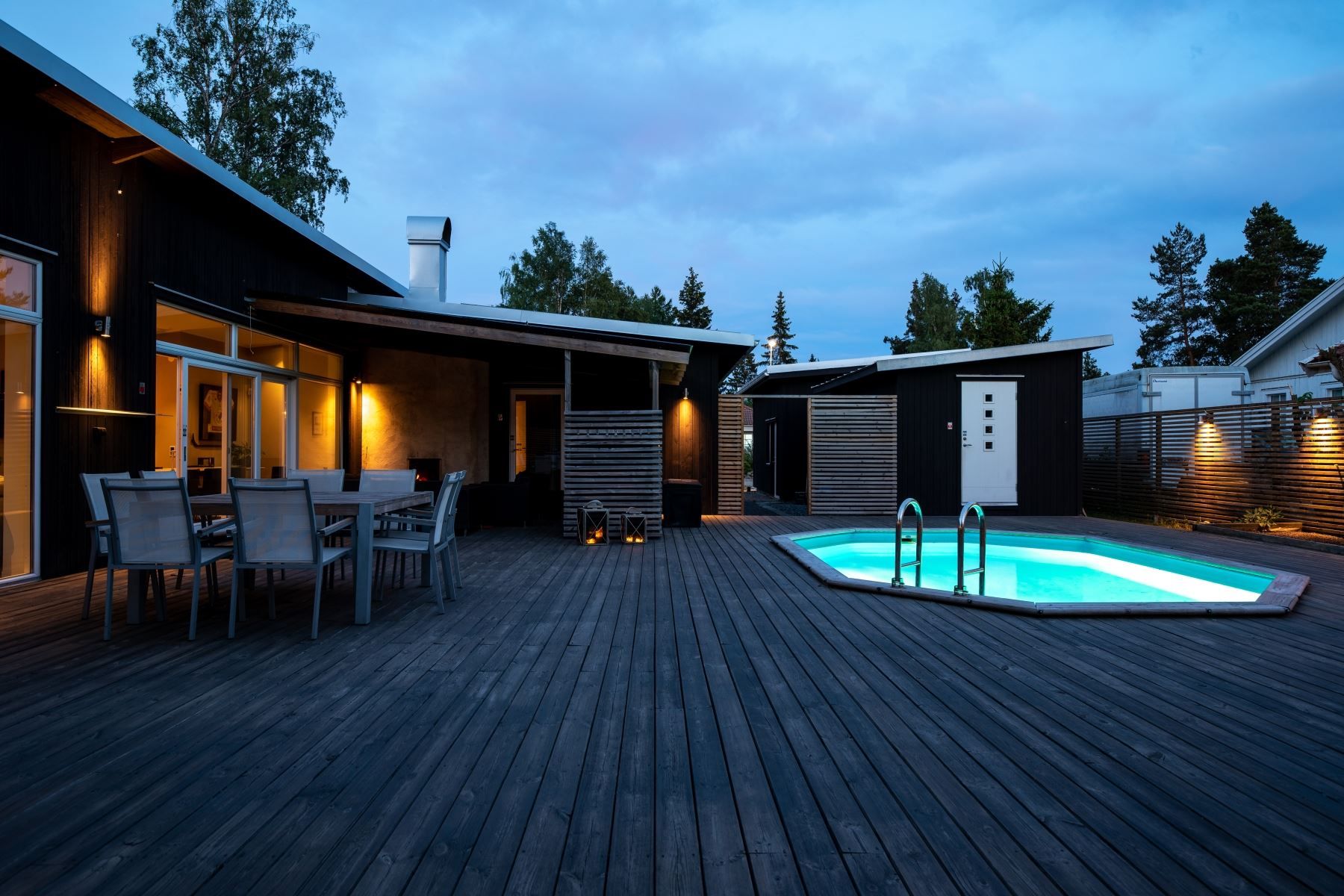 Rymlig altan med skön pool