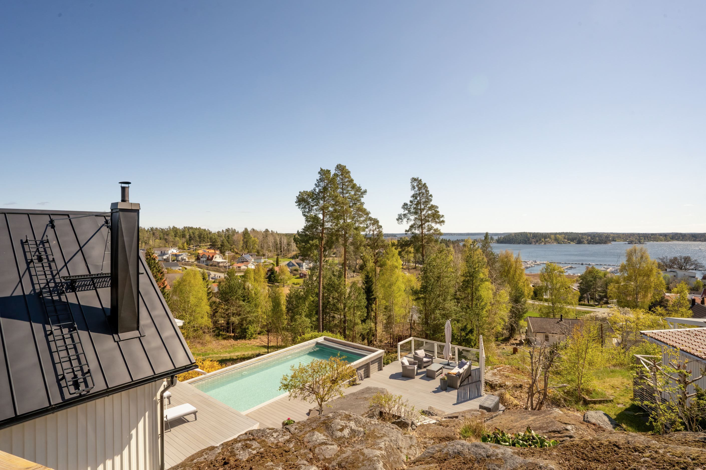 Egen oas med pool och vy över havet