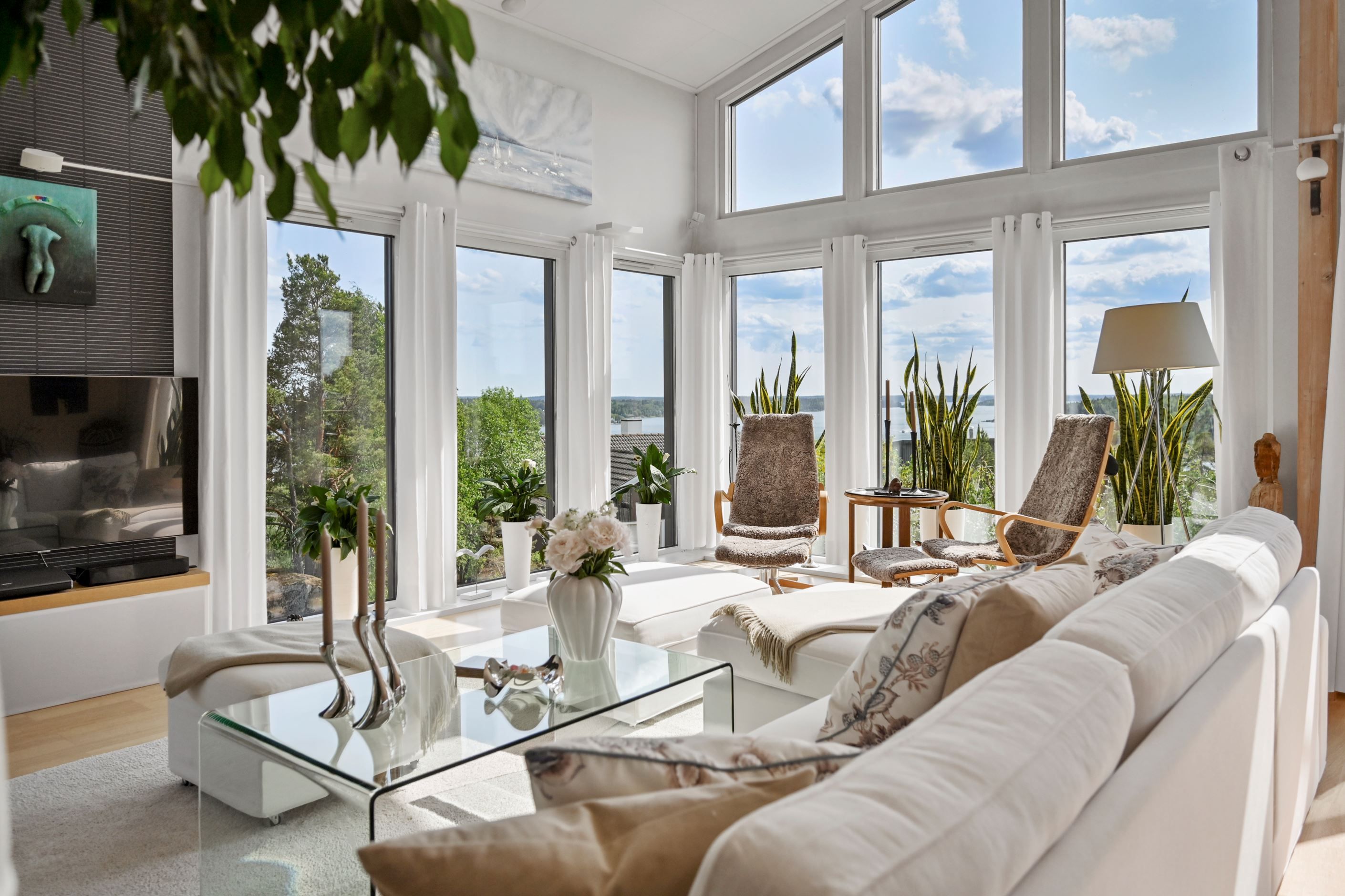 Högt i tak och stora glaspartier