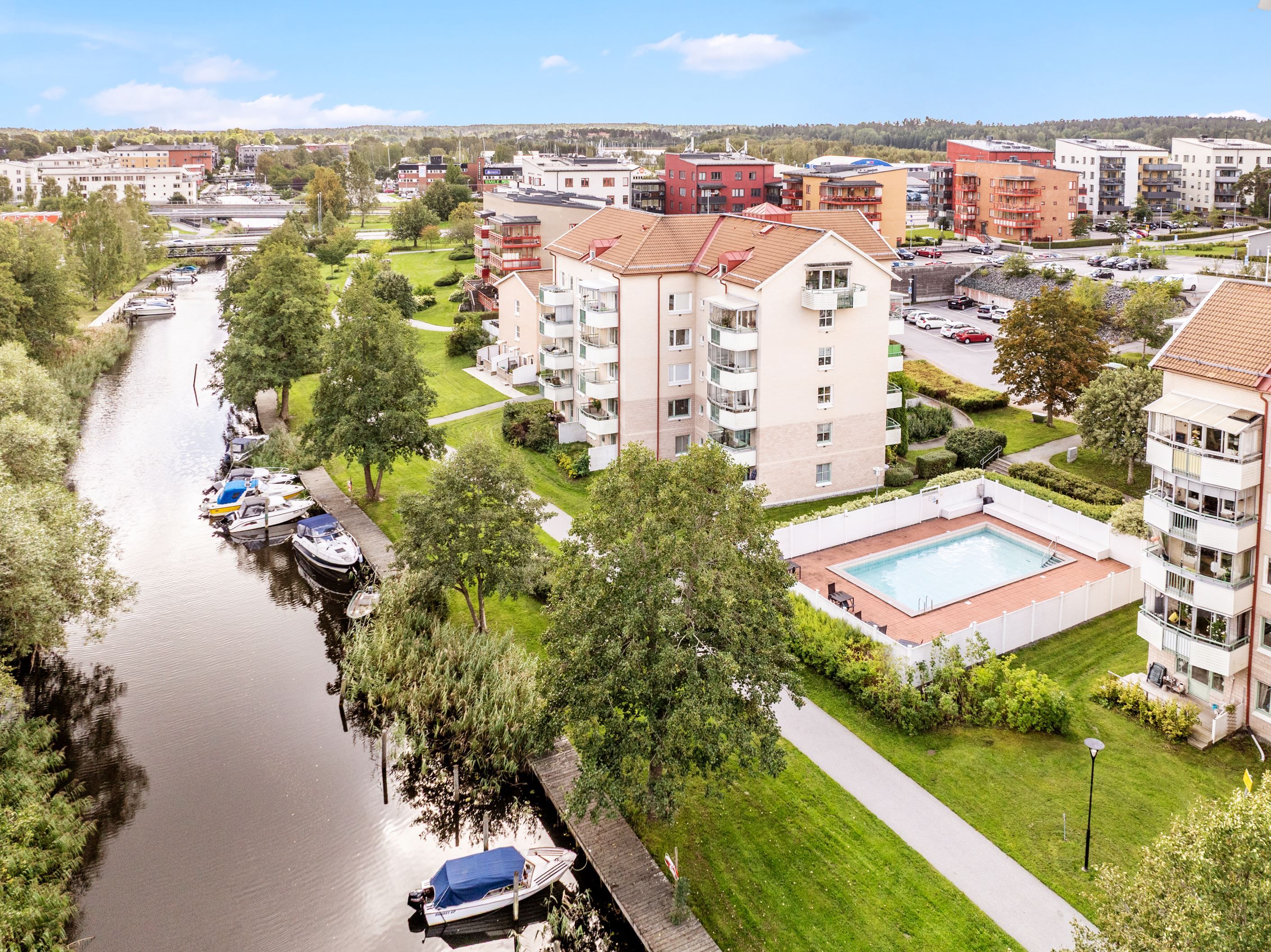 Lugnt område nära kanalen och med pool i föreningen