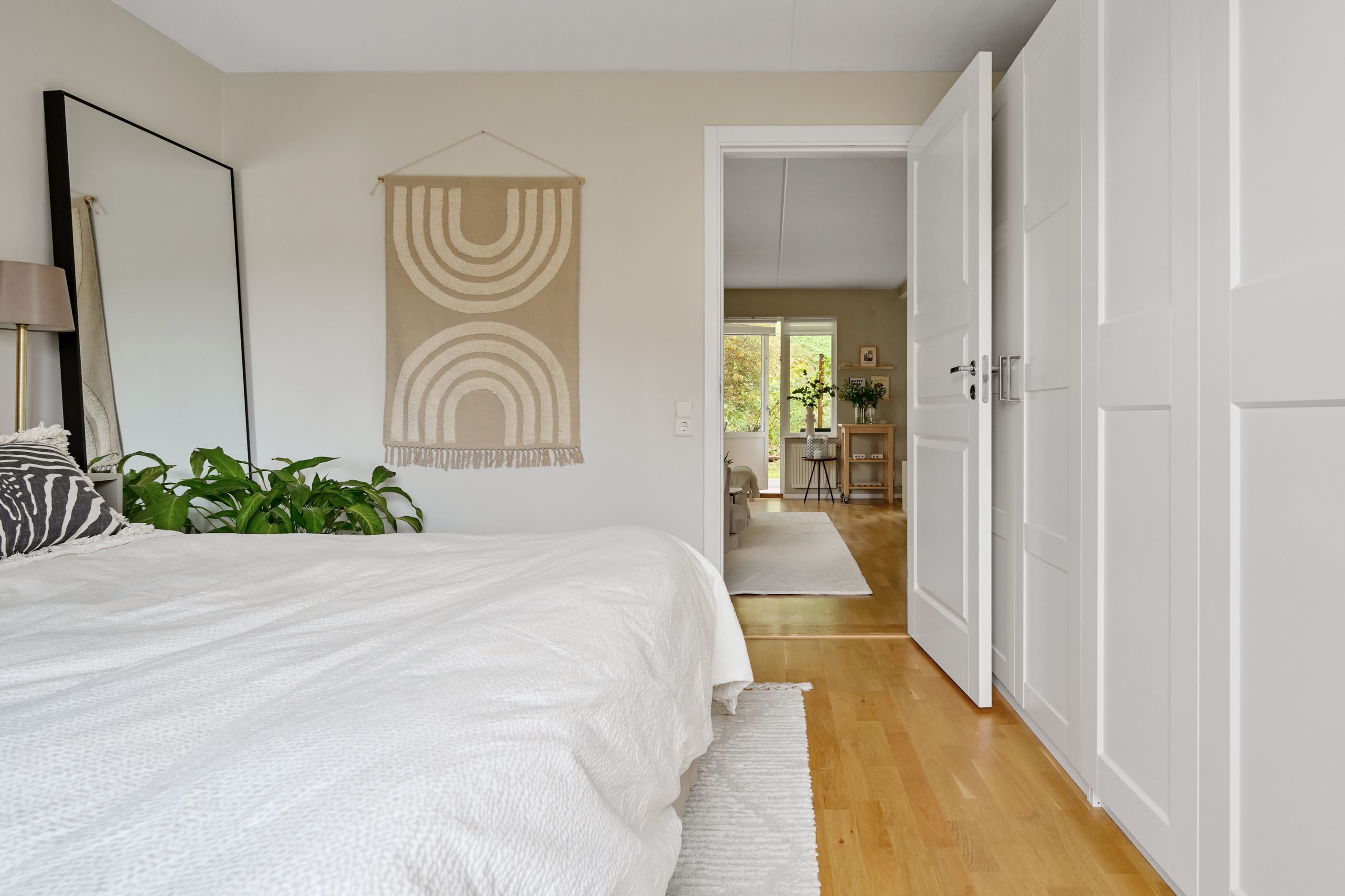 Sovrum med hel garderobsvägg