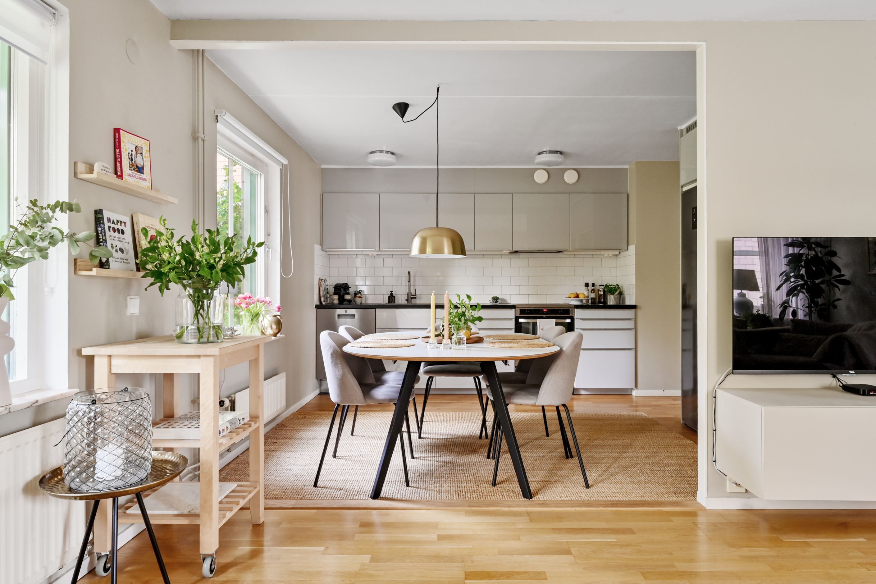 Öppen planlösning mellan kök och vardagsrum