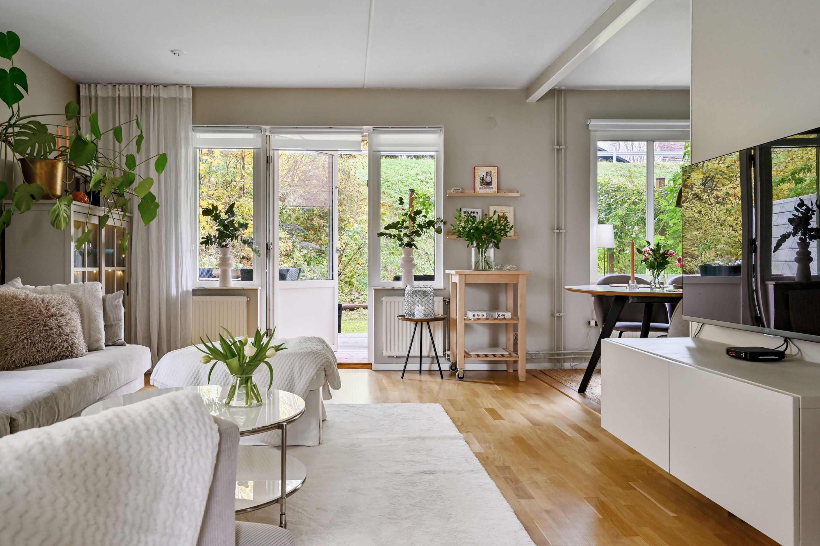 Utgång till den härliga insynsskyddade altanen