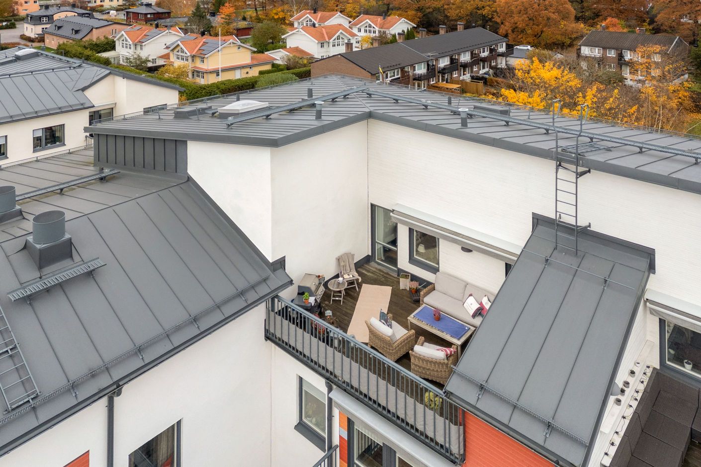 Insynsskyddat och soligt läge med två takterasser