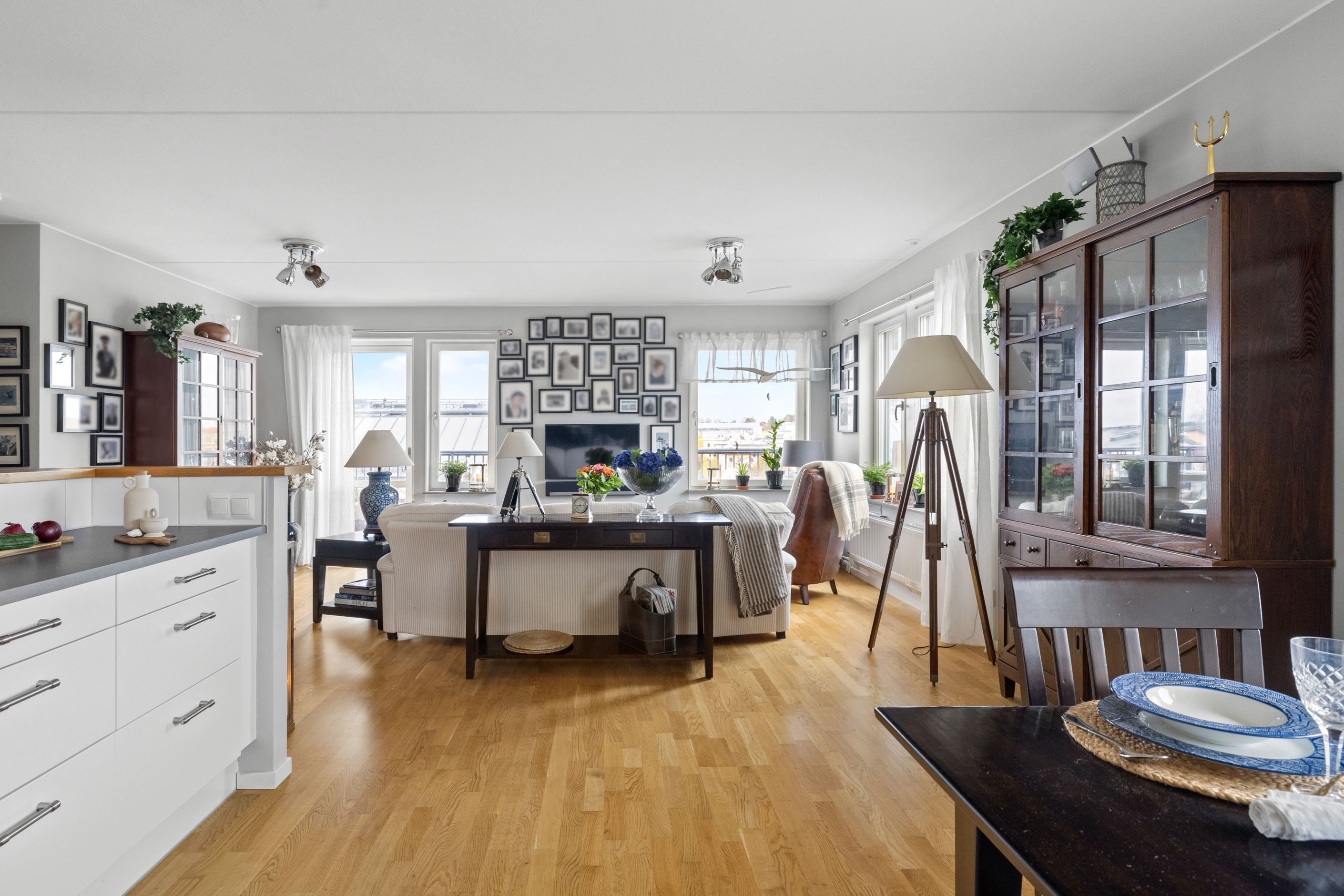 Kök och vardagsrum i öppen planlösning