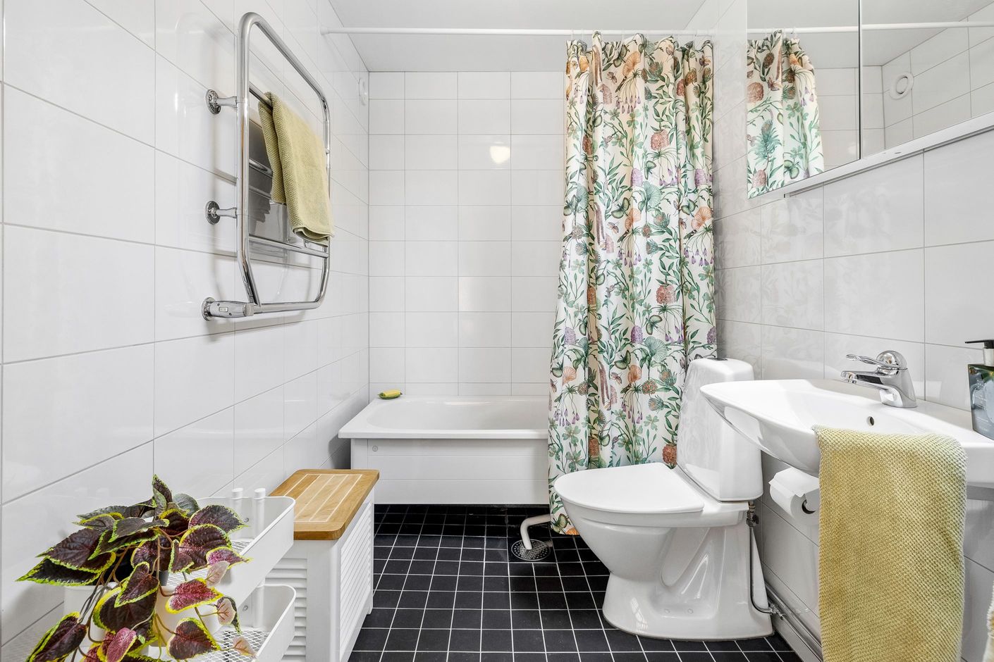 Badrum med badkar på övre plan