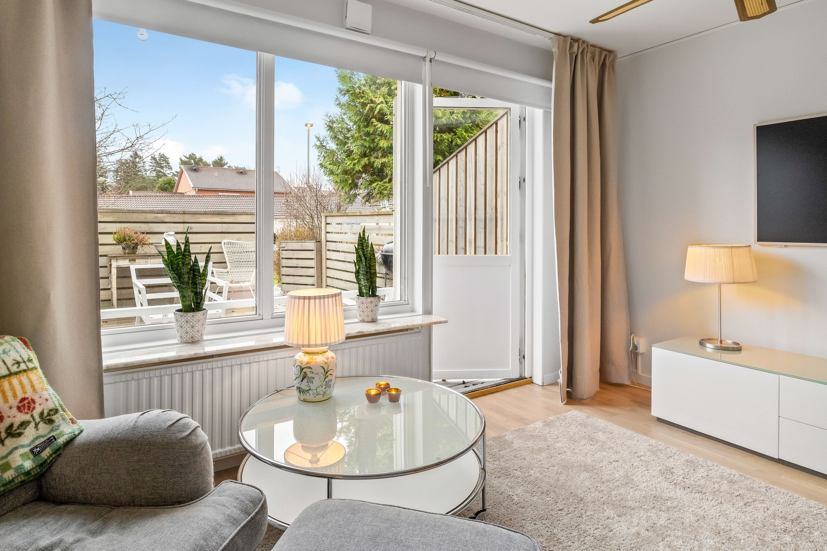 Vardagsrum med utgång till den stora altanen