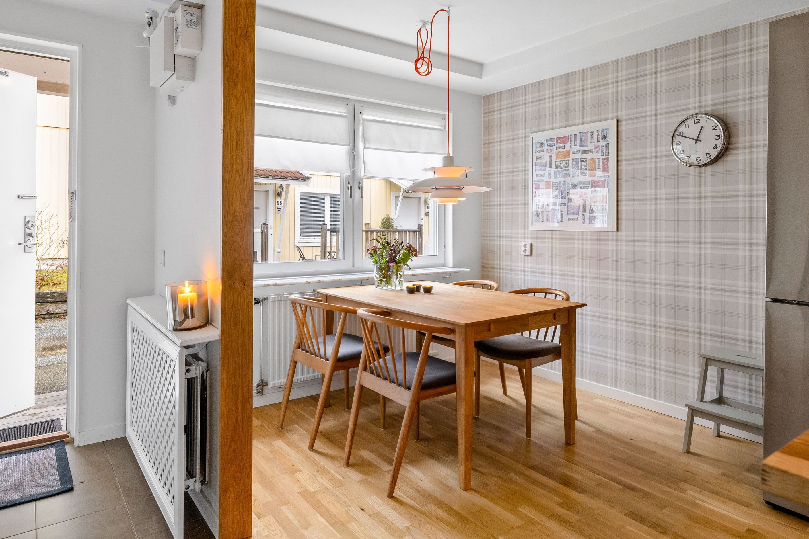 Generös matplats invid fönster