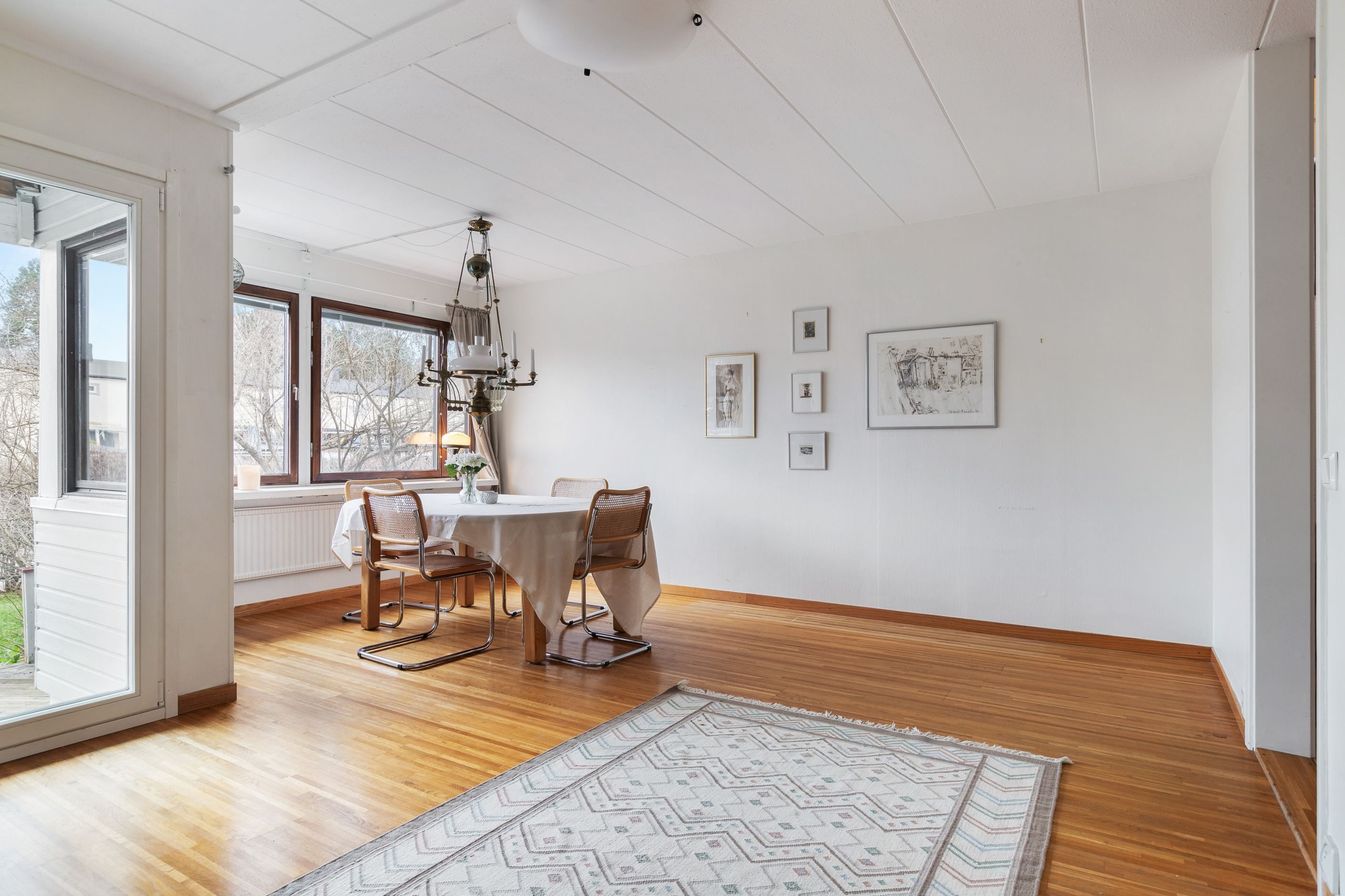 Vardagsrum med utgång till altanen