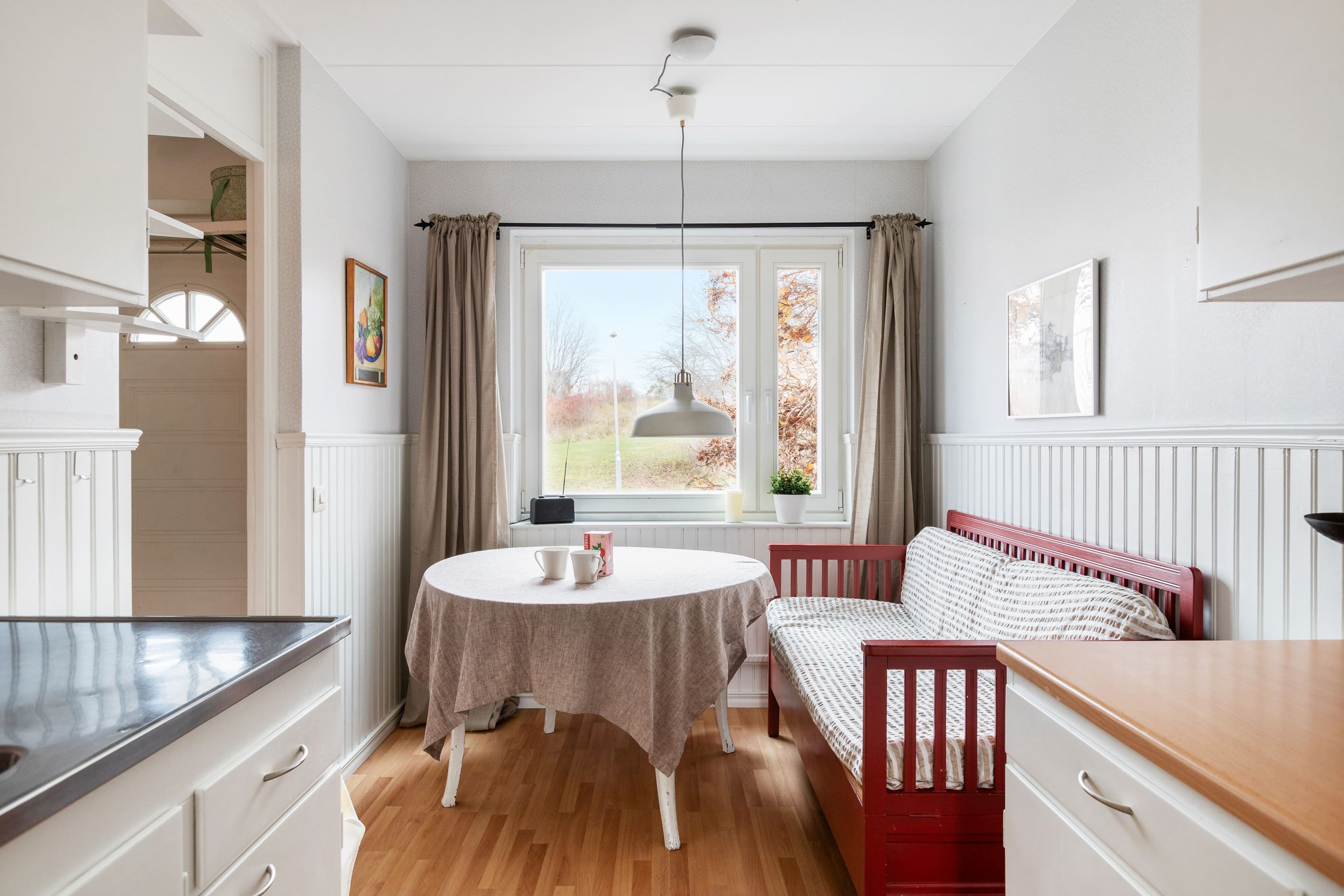 Matplats invid fönster i köket