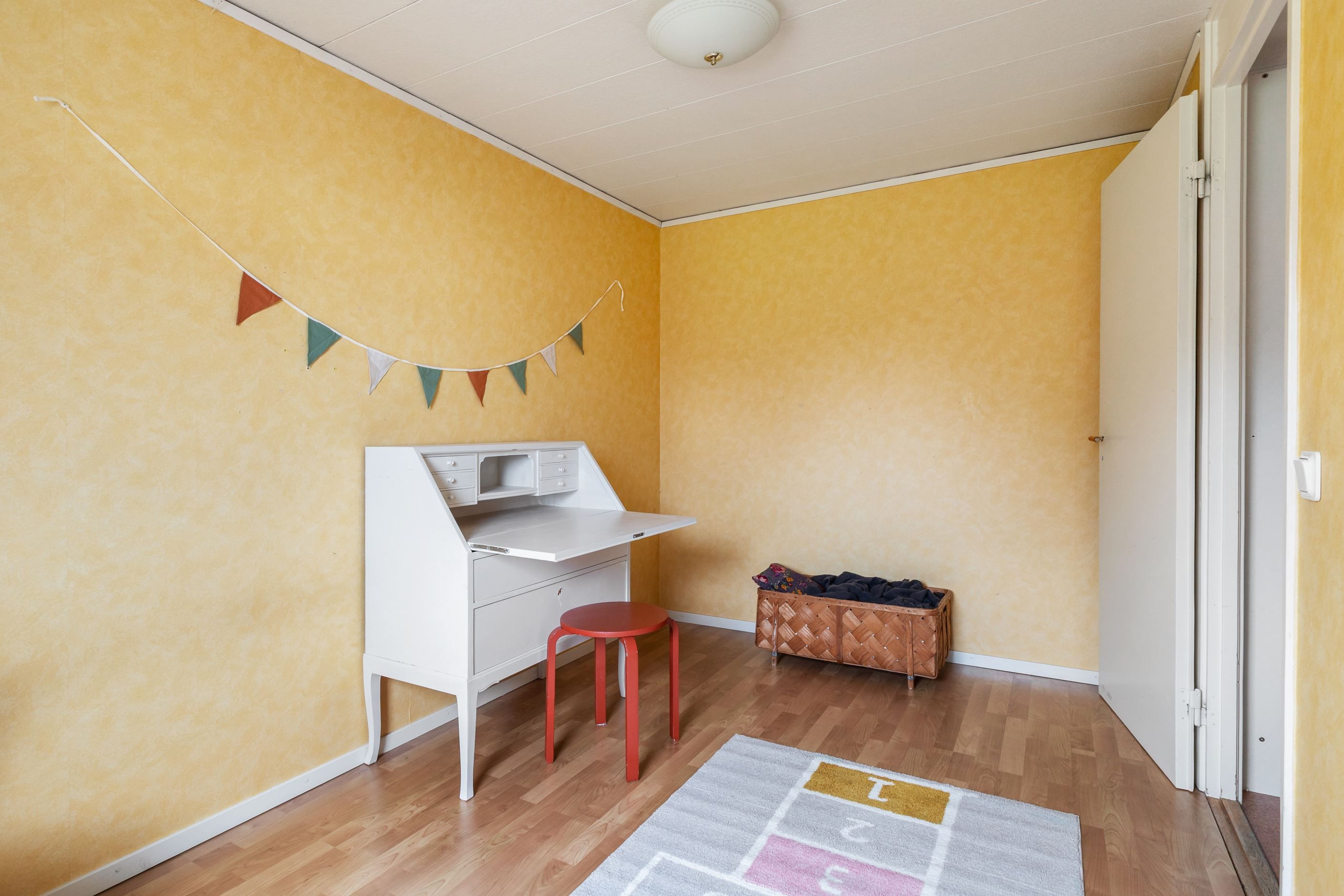 Sovrum i solig gul färg