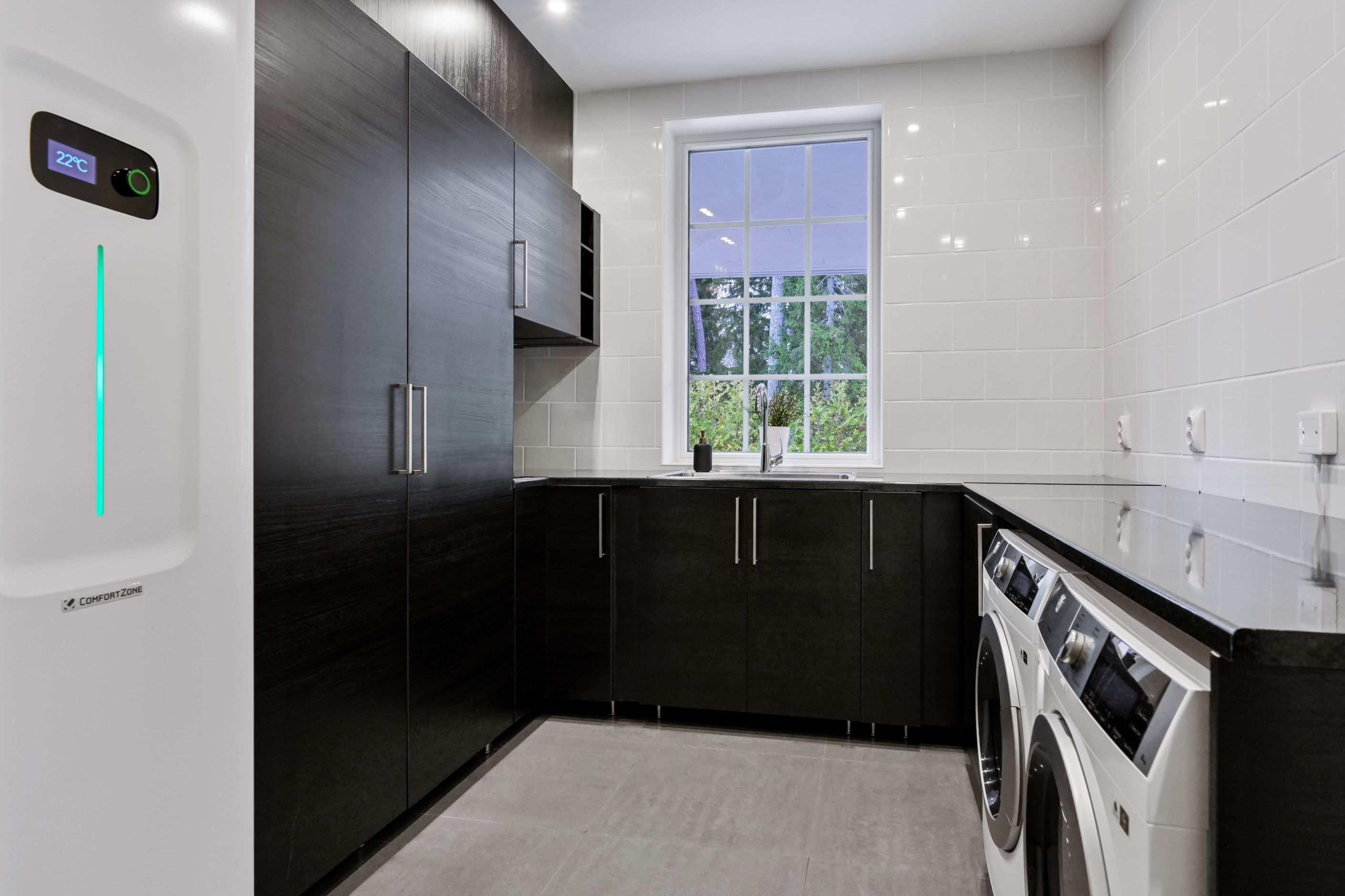 Tvättstuga med gott om bra förvaringsutrymme