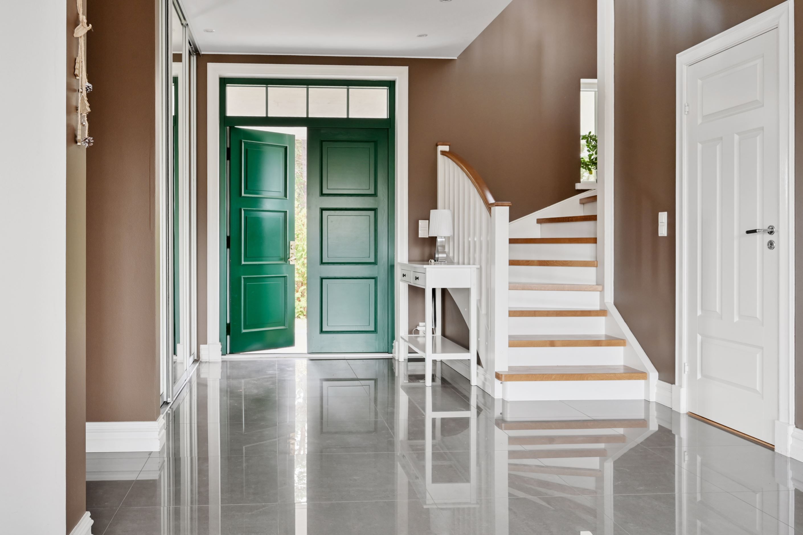 Vackra pardörrar välkomnar dig!